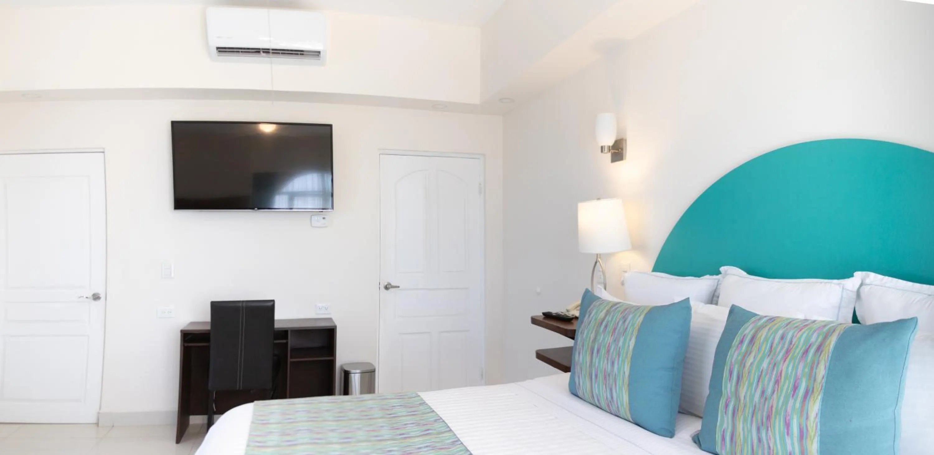 Bed in The Westmarine Waterfront Hotel