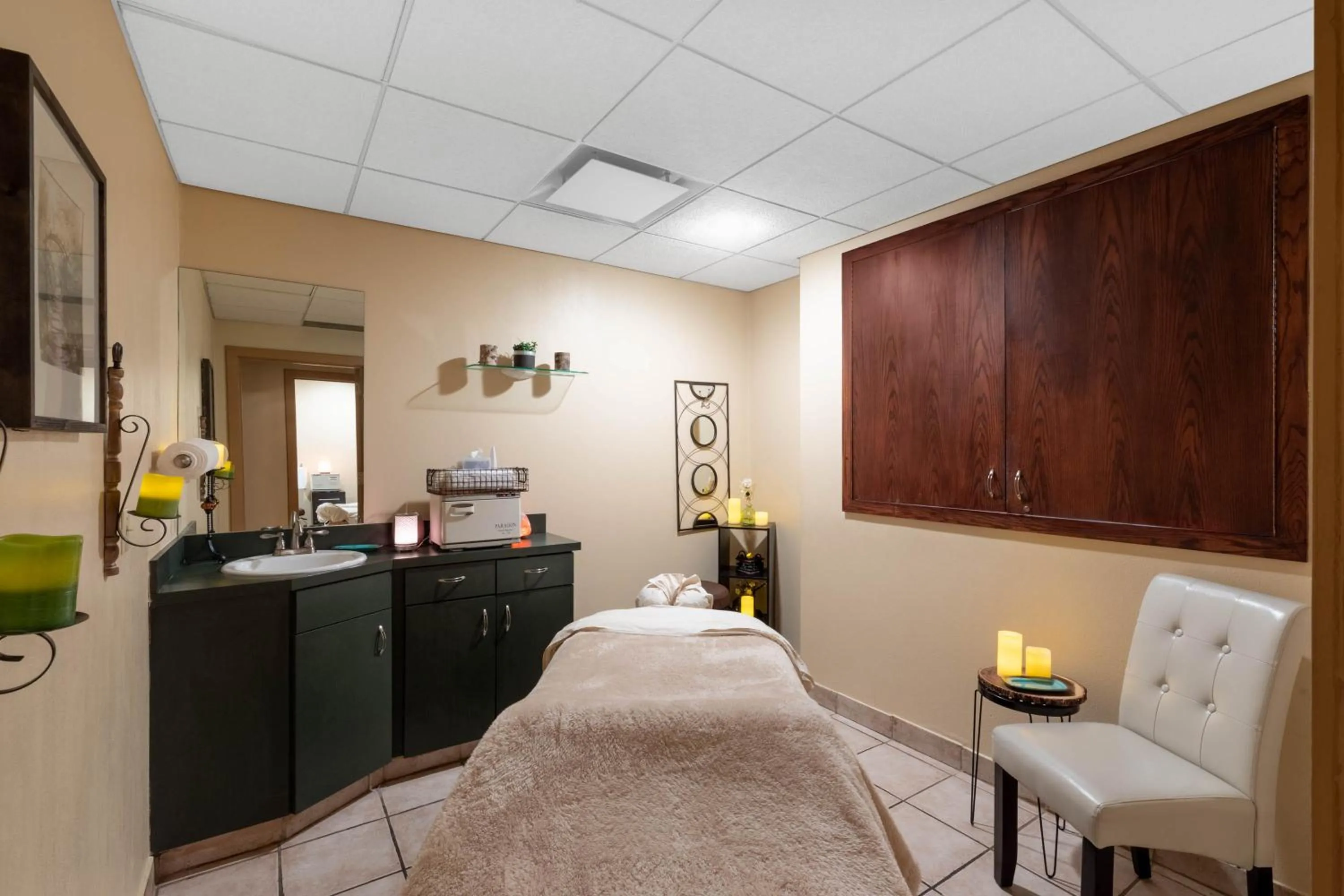 Spa and wellness centre/facilities, Bed in Wyndham Grand Oklahoma City Downtown