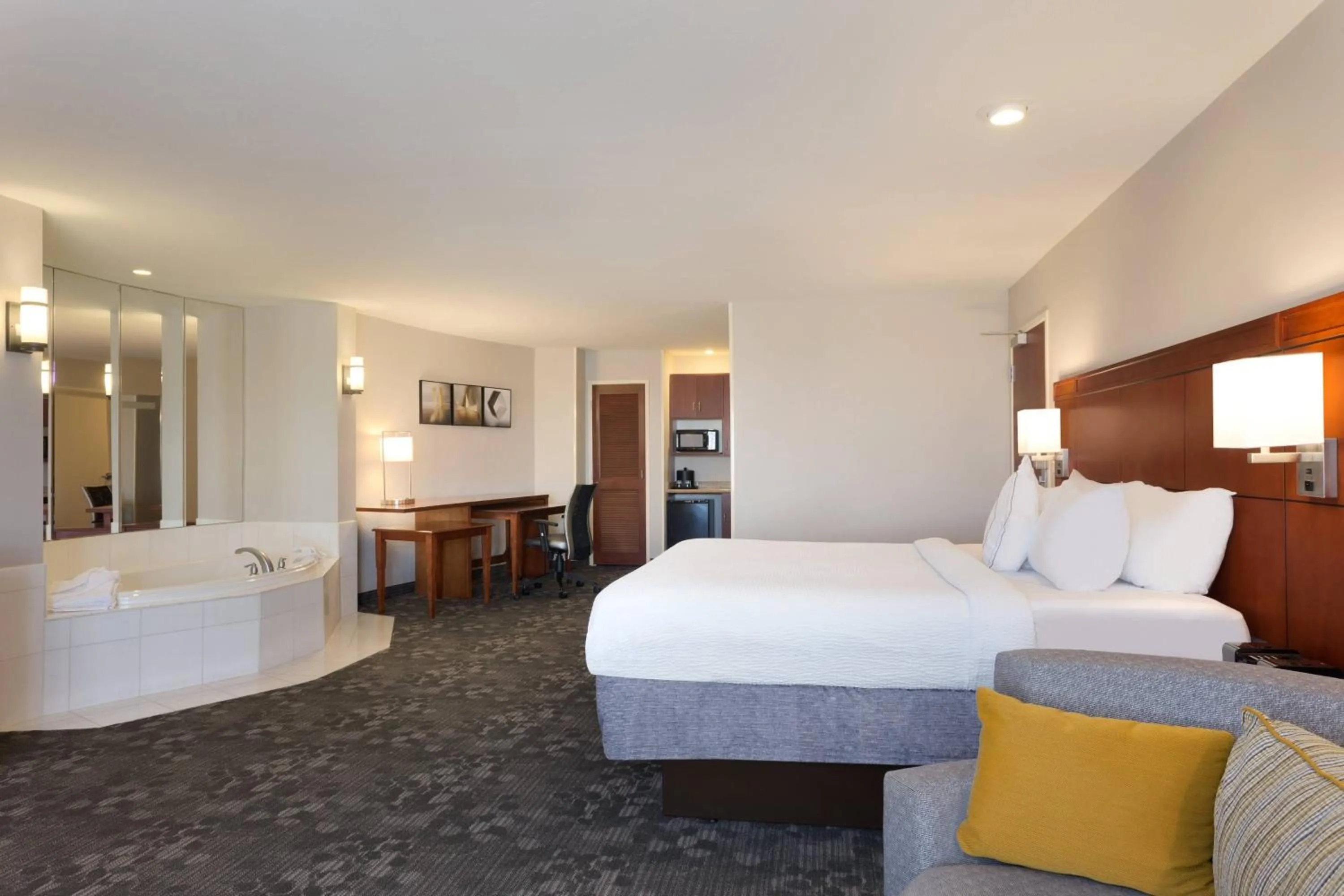 Photo of the whole room, Bed in Courtyard by Marriott Oklahoma City North/Quail Springs