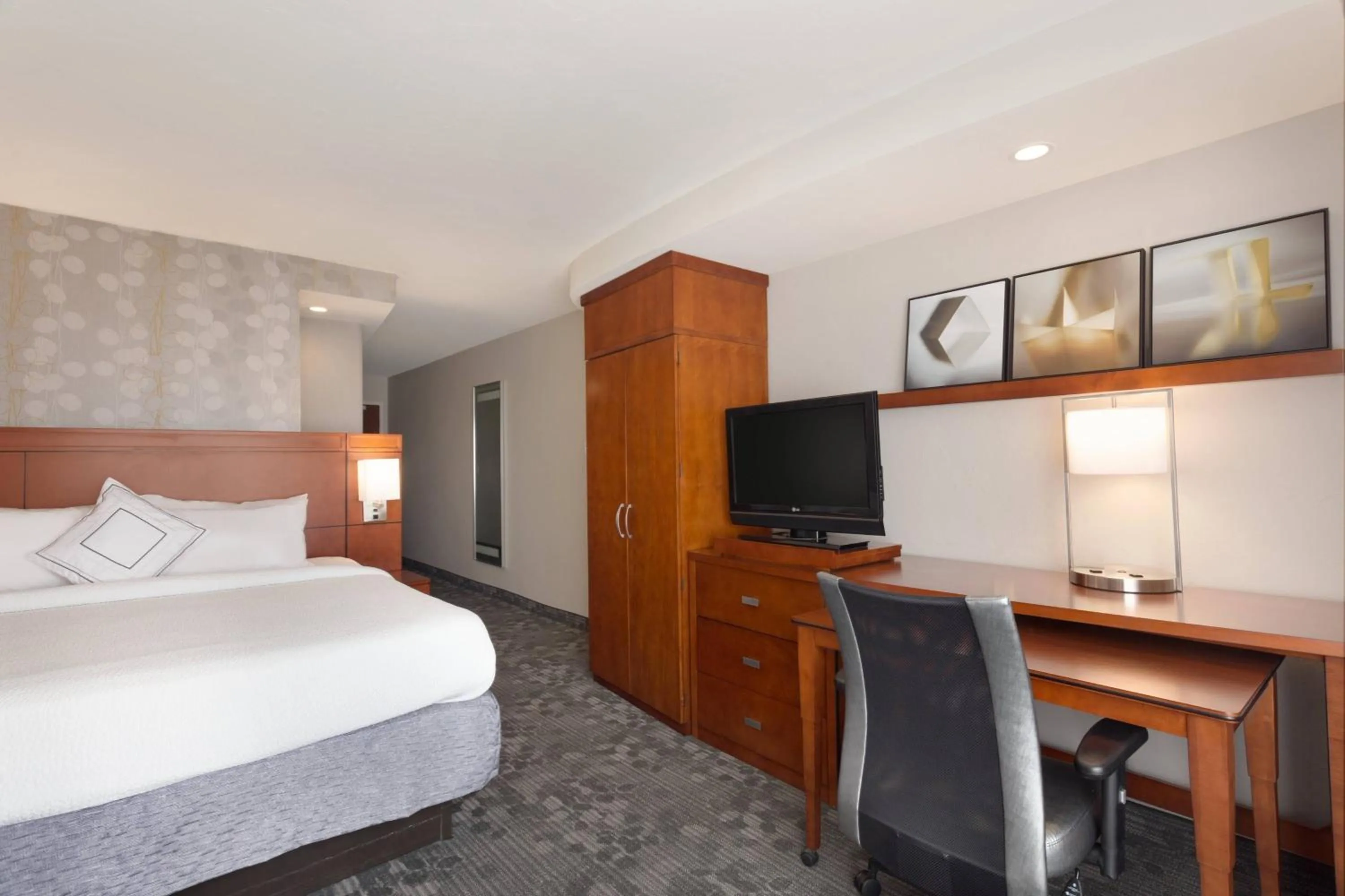 Photo of the whole room, Bed in Courtyard by Marriott Oklahoma City North/Quail Springs