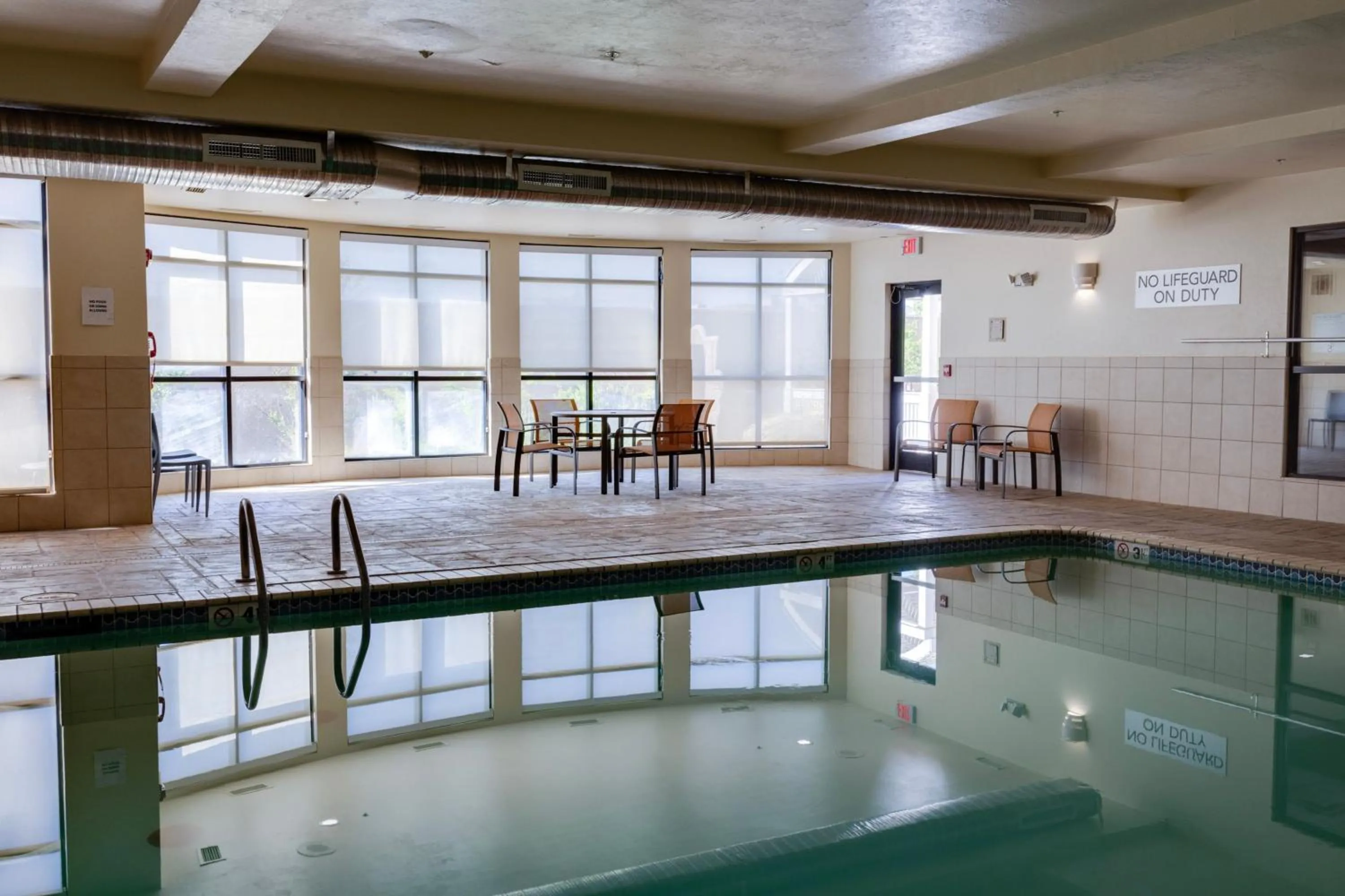 Swimming pool in Courtyard by Marriott Oklahoma City North/Quail Springs
