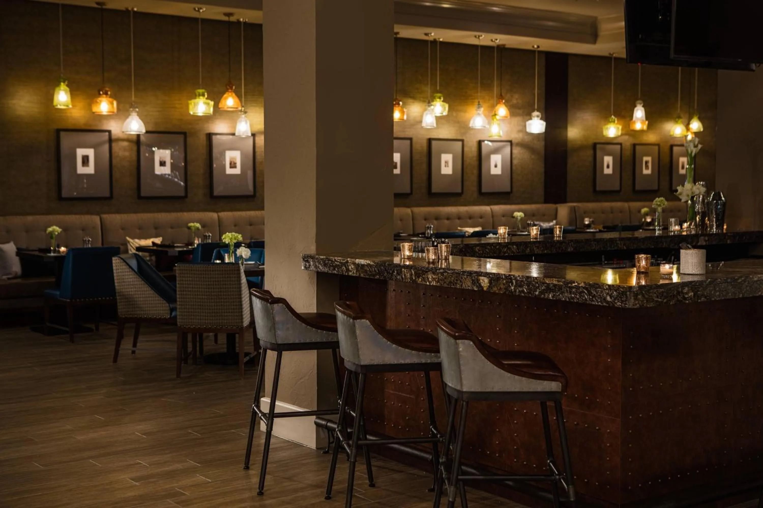 Lounge or bar in Renaissance Waterford Oklahoma City Hotel