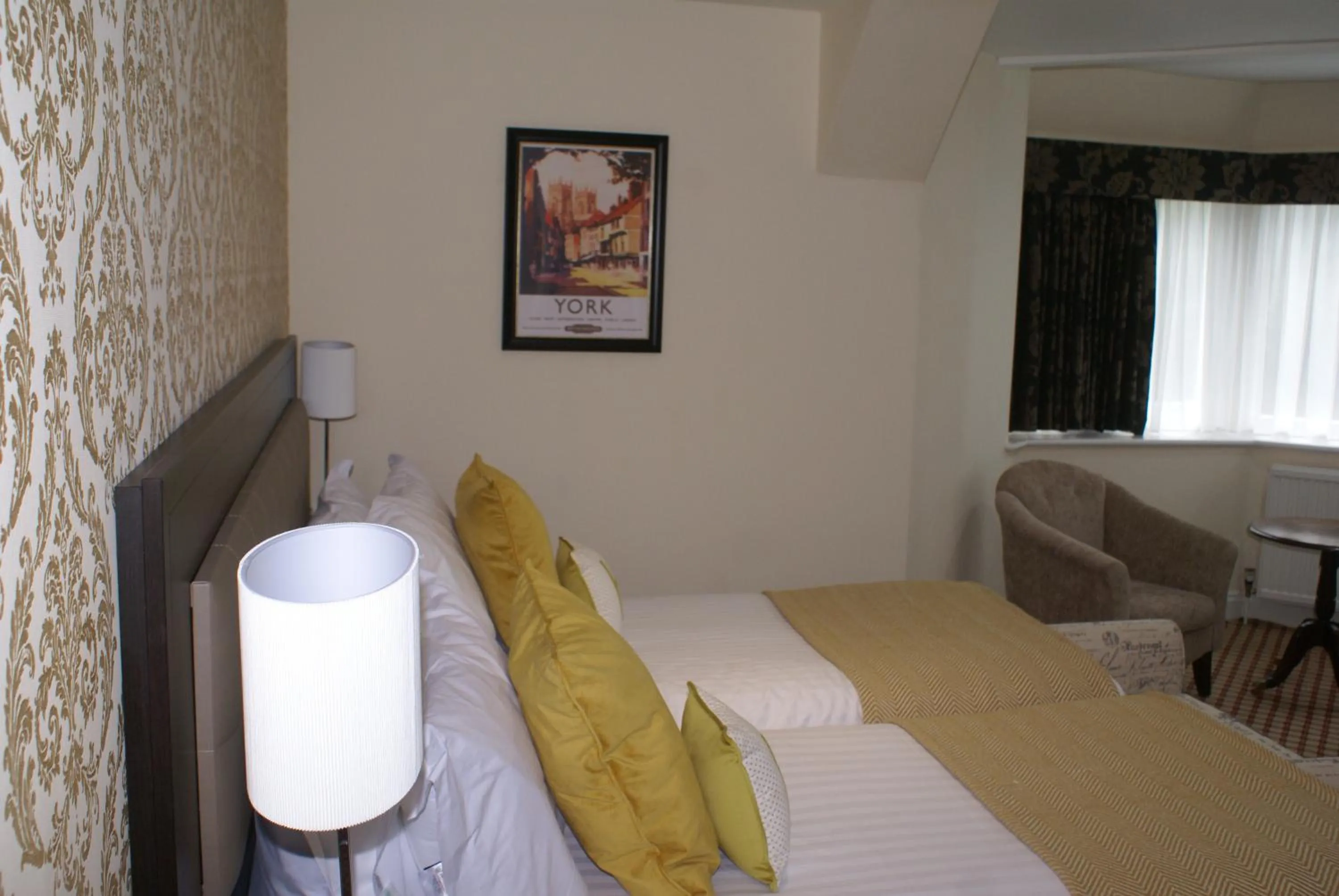 hair dresser, Bed in Haley's Hotel