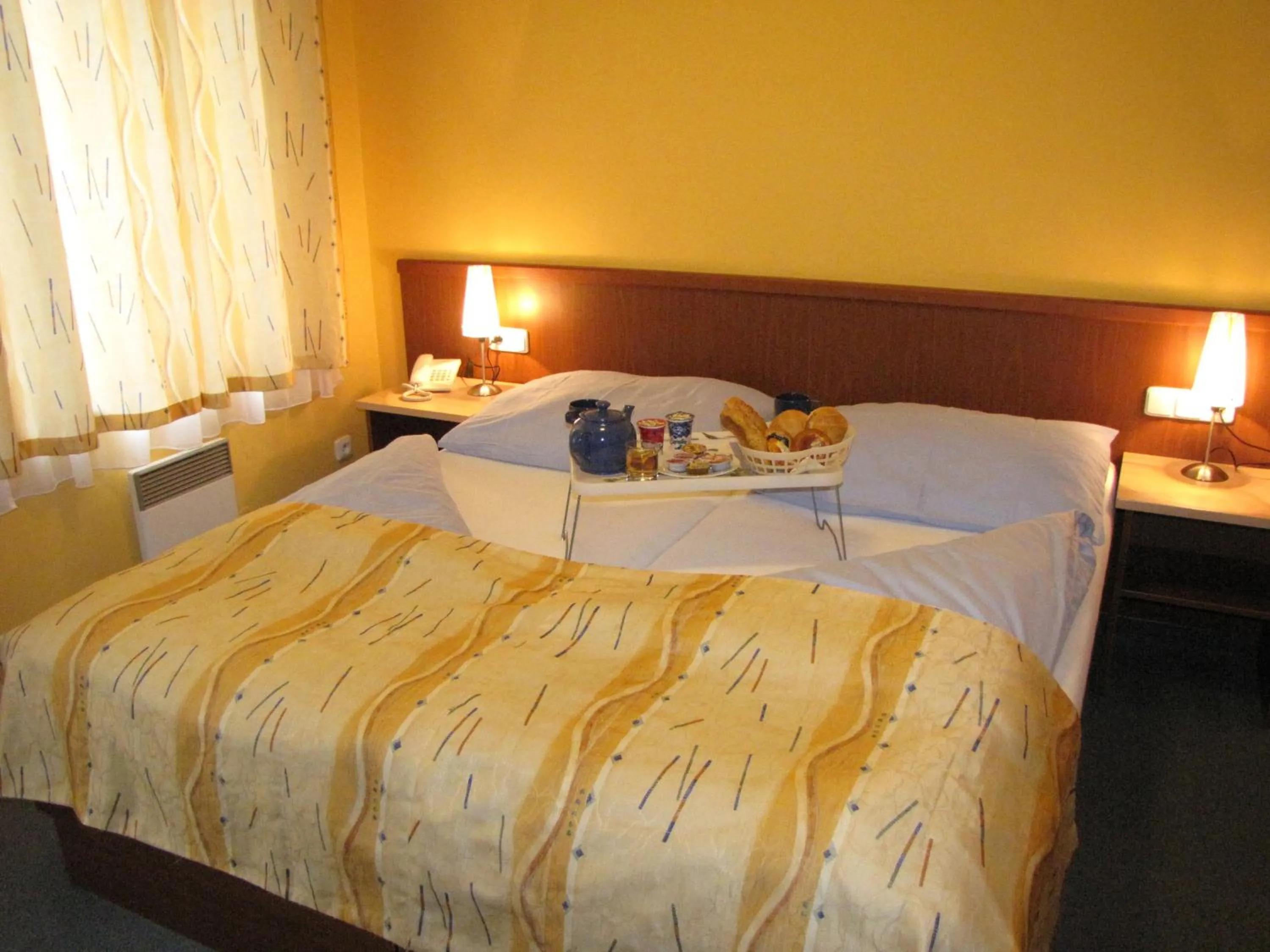 Bed in Aparthotel Austria Suites