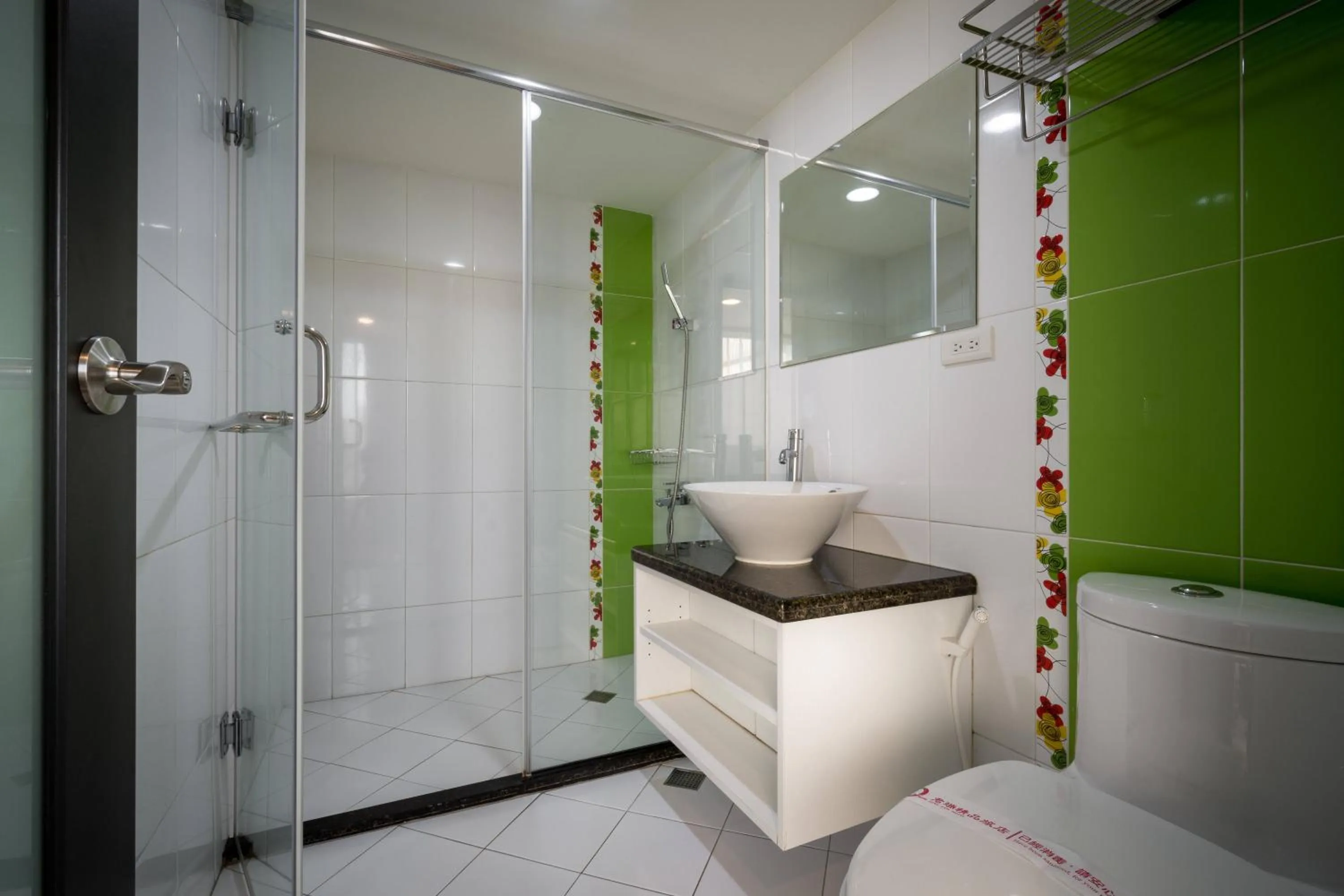 Shower in JUNG-ZAW BUSSINESS HOTEL