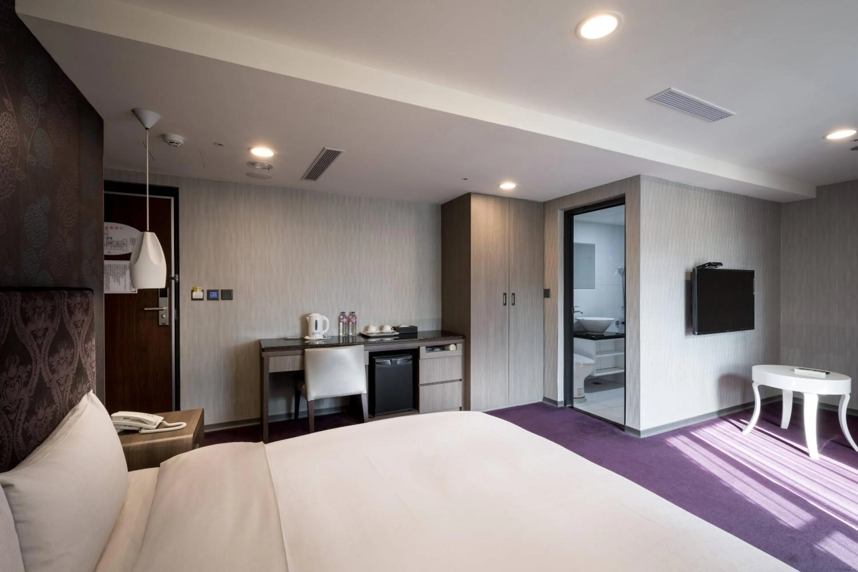 Balcony/Terrace, Bed in JUNG-ZAW BUSSINESS HOTEL