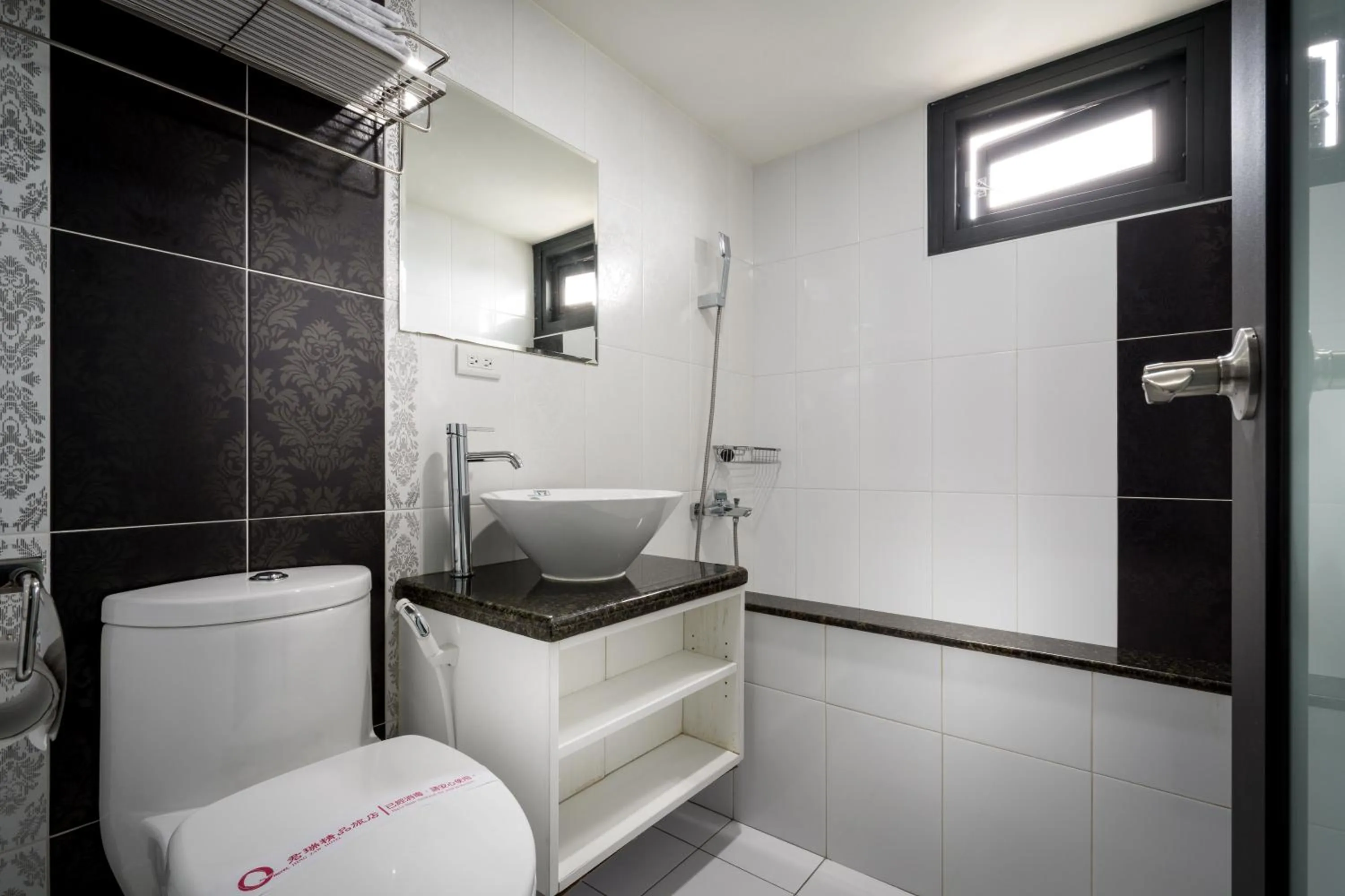 Shower in JUNG-ZAW BUSSINESS HOTEL