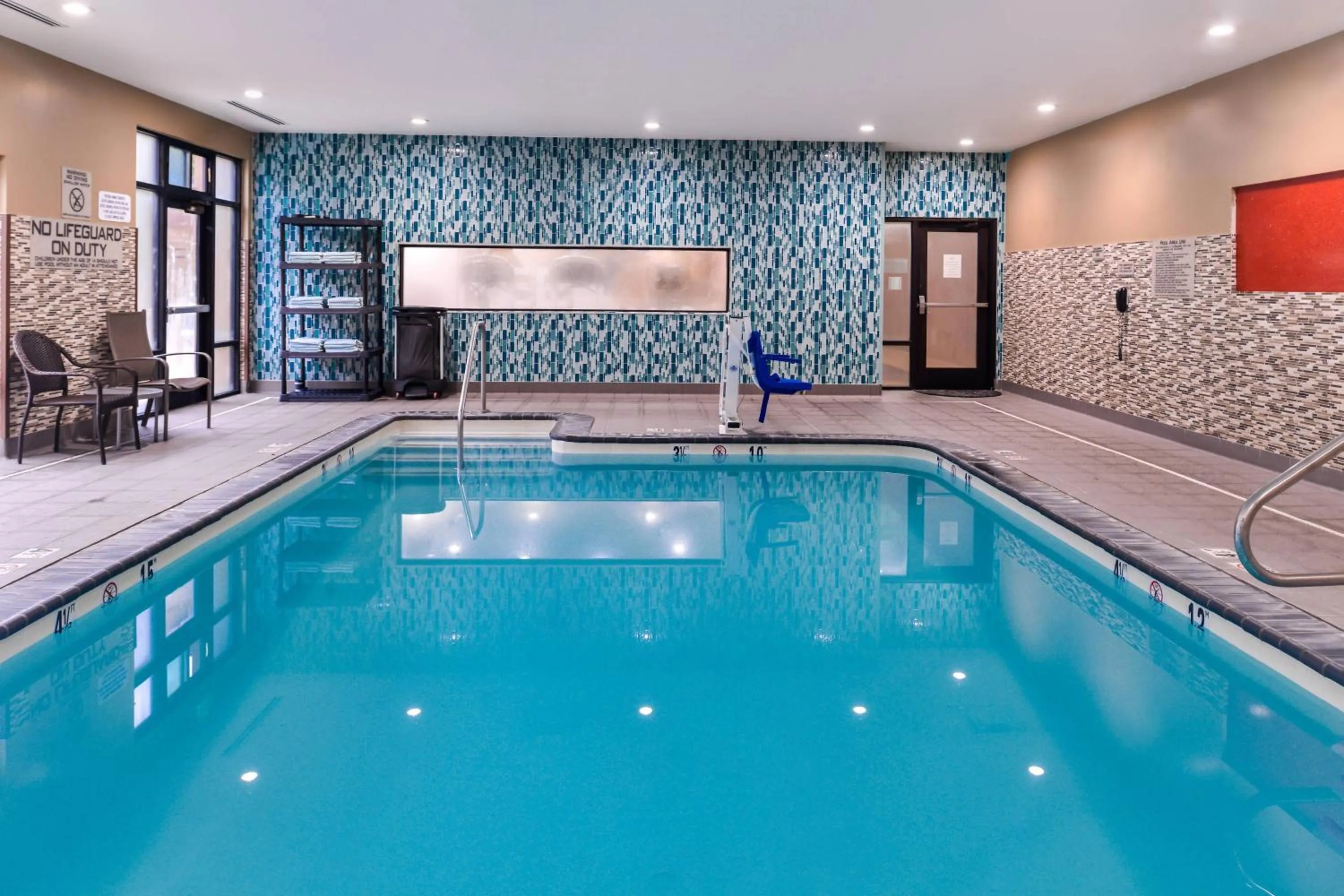 Swimming pool in SpringHill Suites Temecula Valley Wine Country