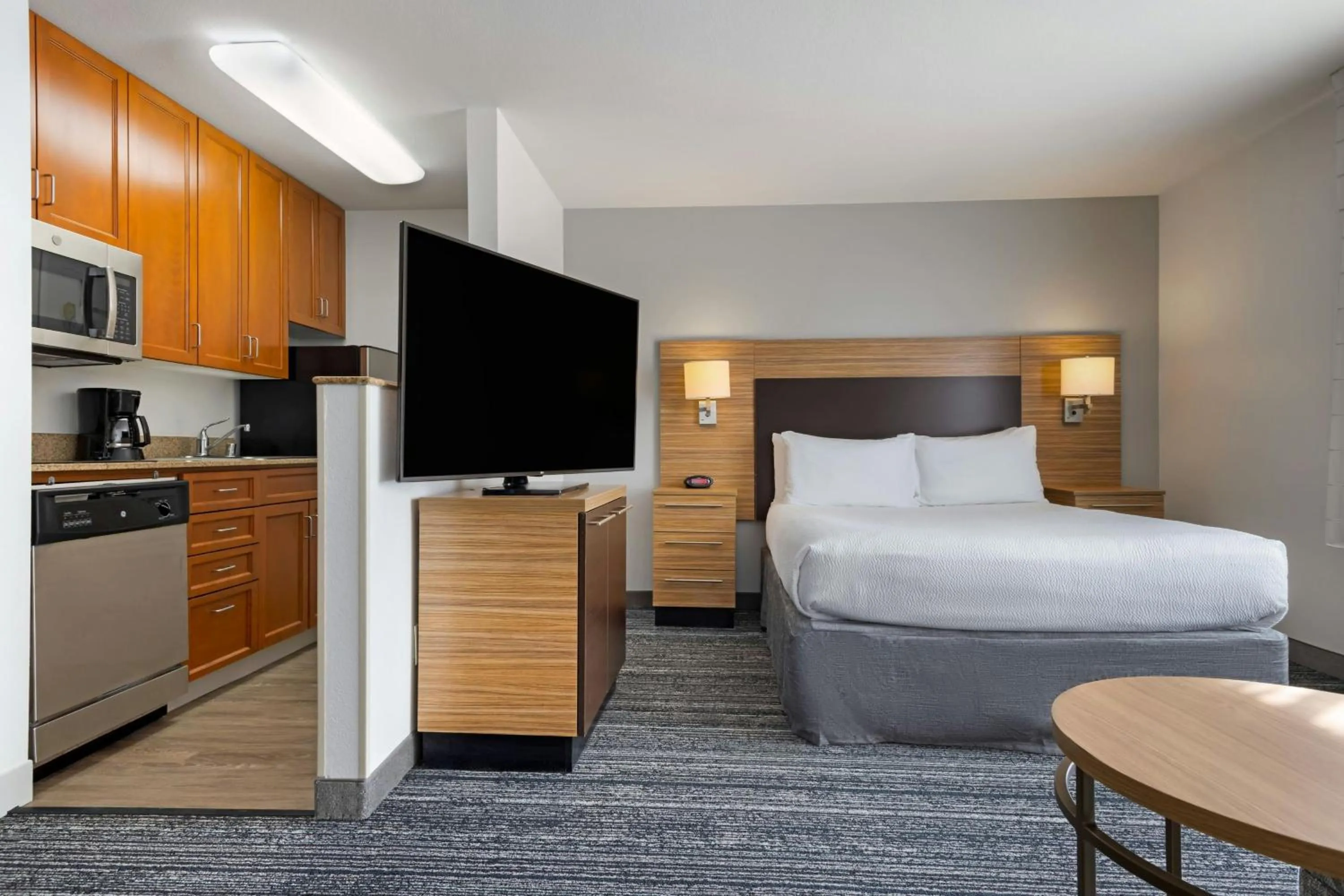 Kitchen or kitchenette, Bed in TownePlace Suites by Marriott Ontario Airport