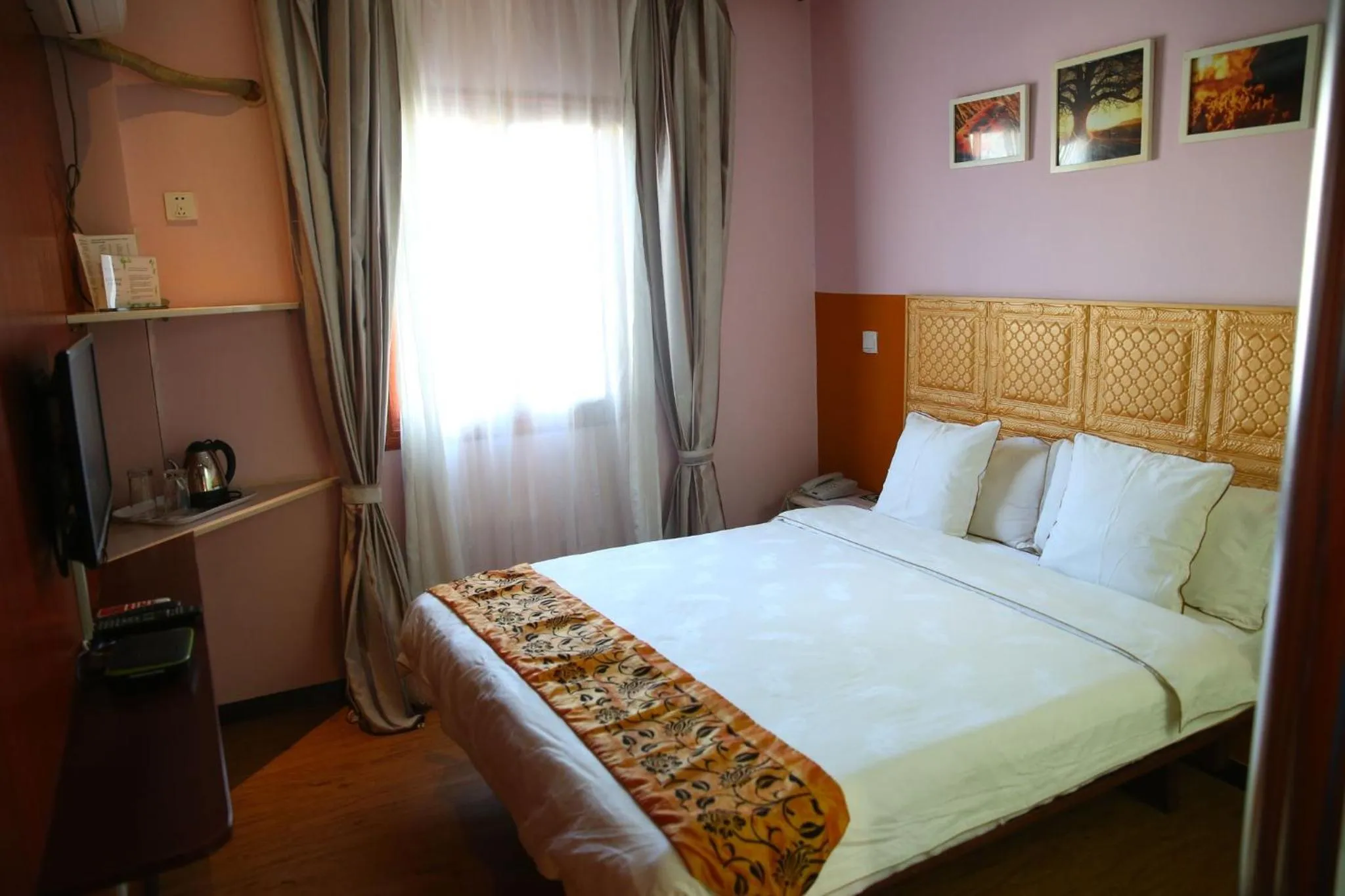 Photo of the whole room, Bed in Hotel Cristal Madagascar