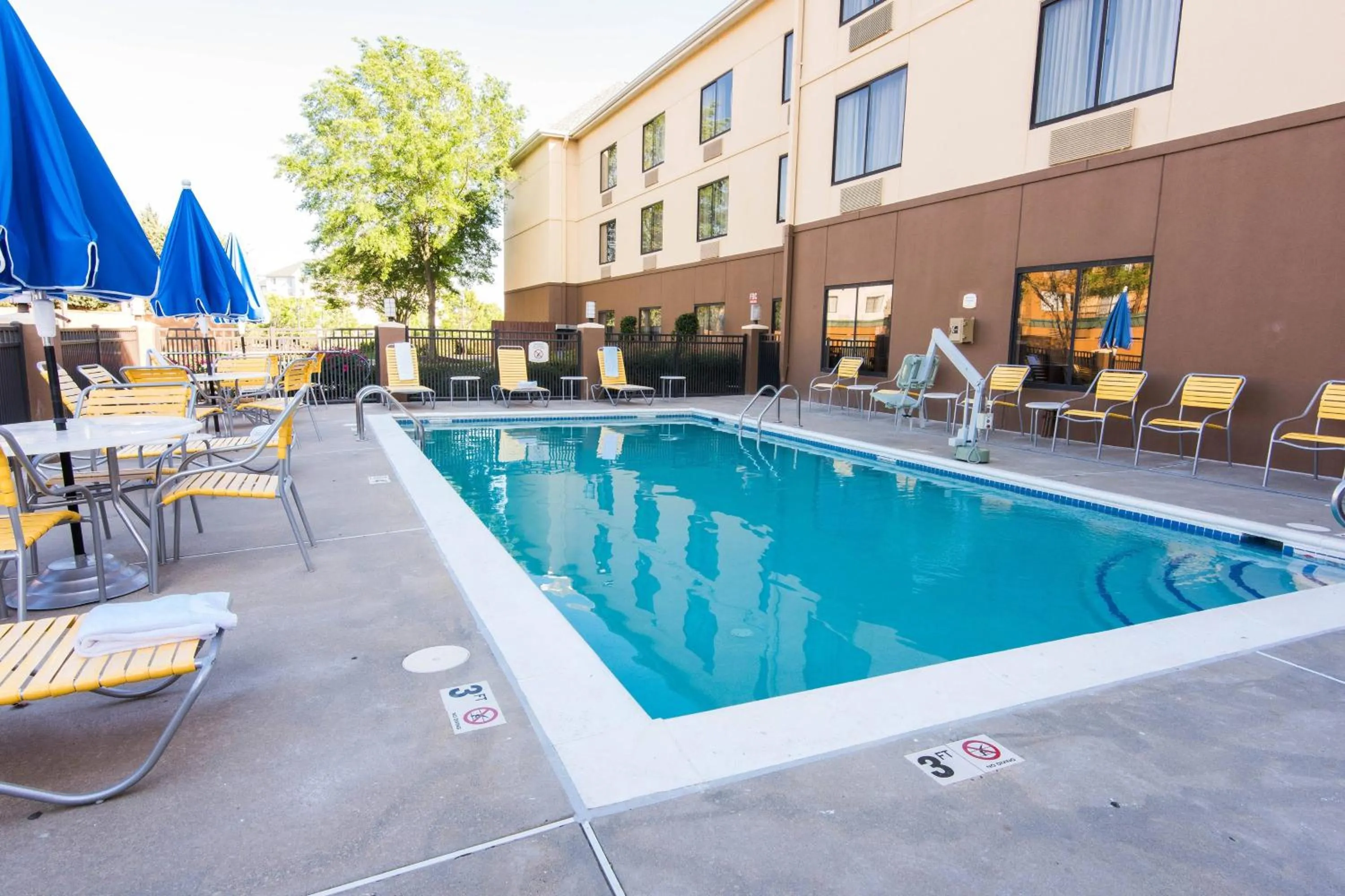 Swimming pool in Fairfield by Marriott Inn & Suites Chesapeake