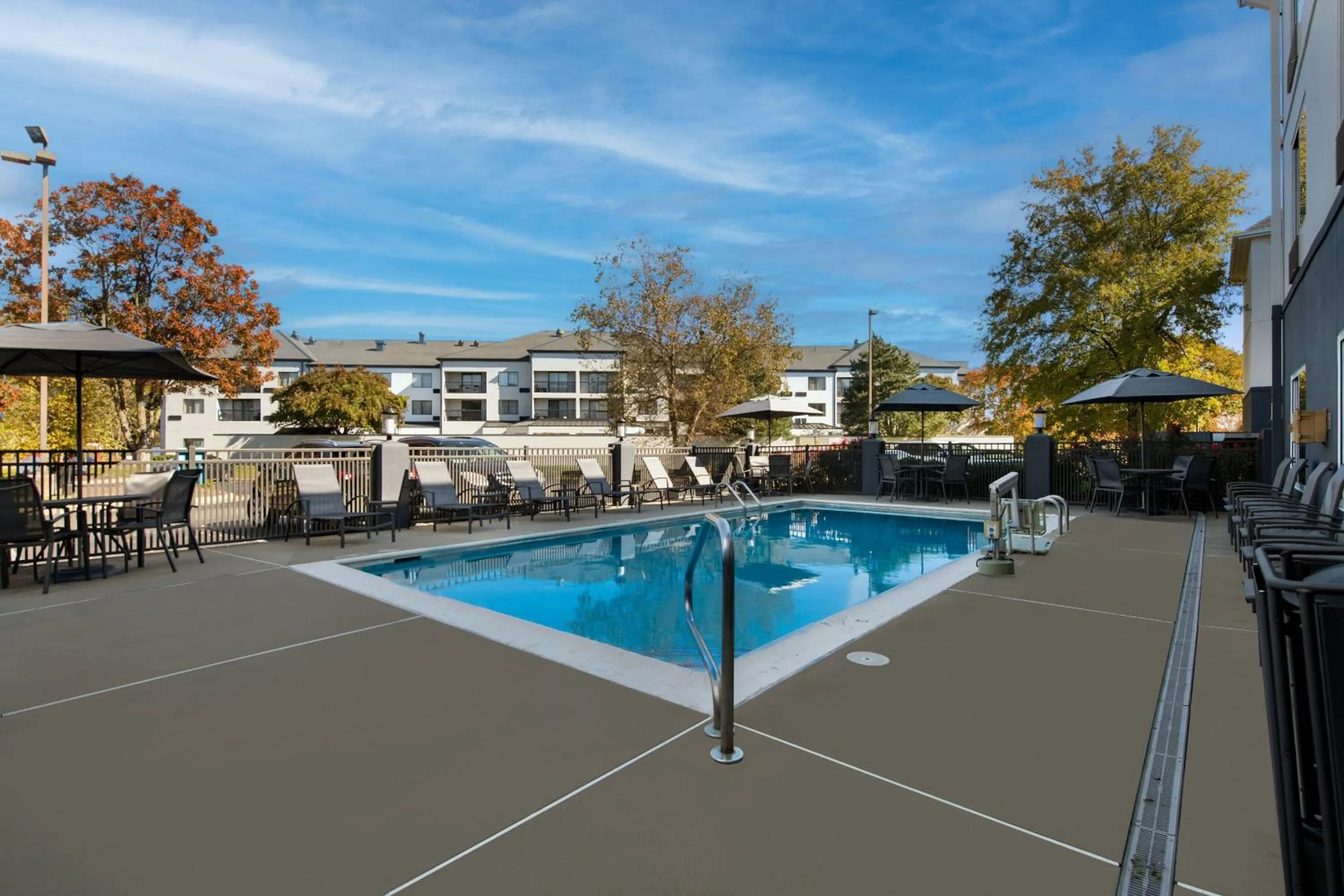 Swimming pool in Fairfield by Marriott Inn & Suites Chesapeake