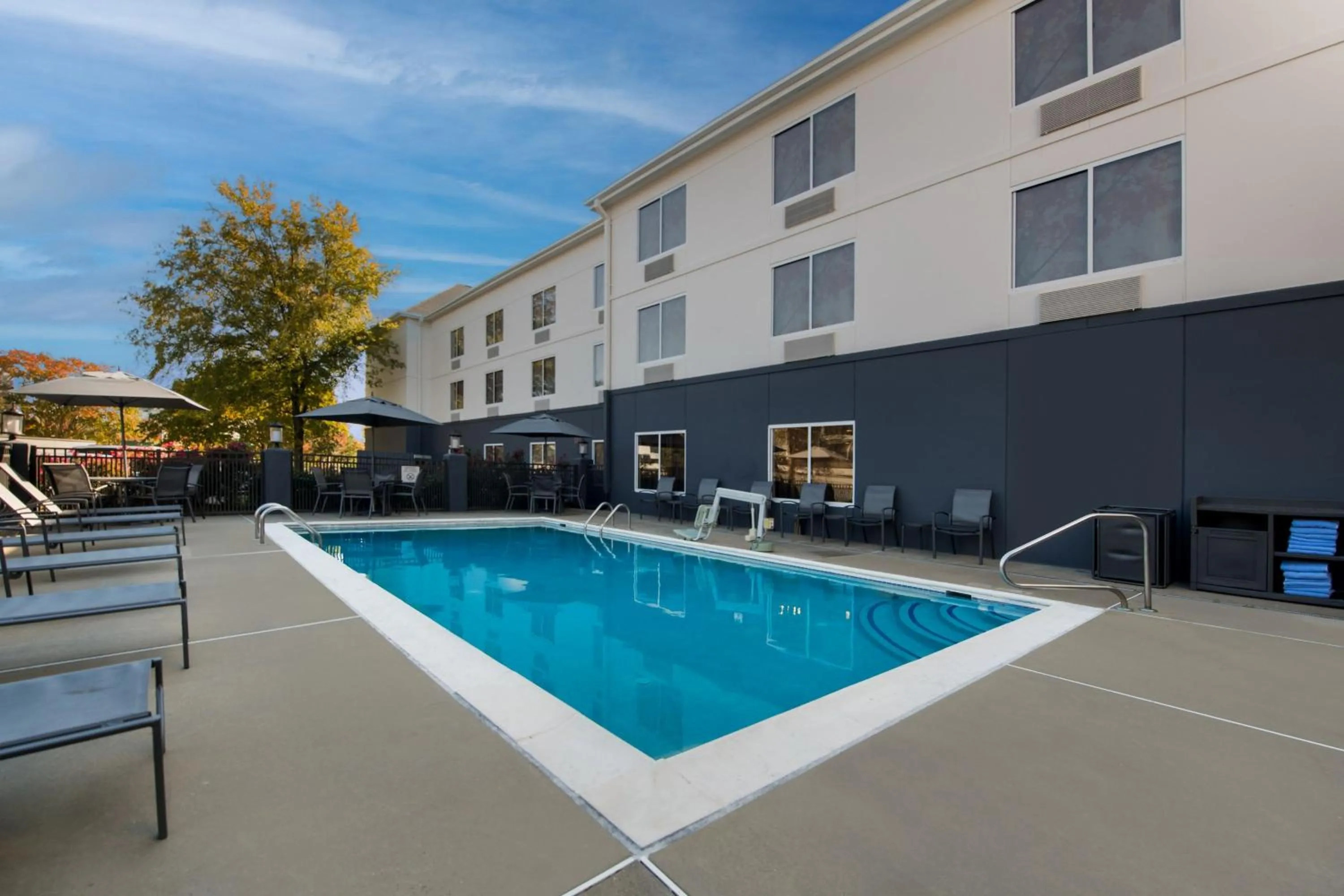 Swimming pool in Fairfield by Marriott Inn & Suites Chesapeake