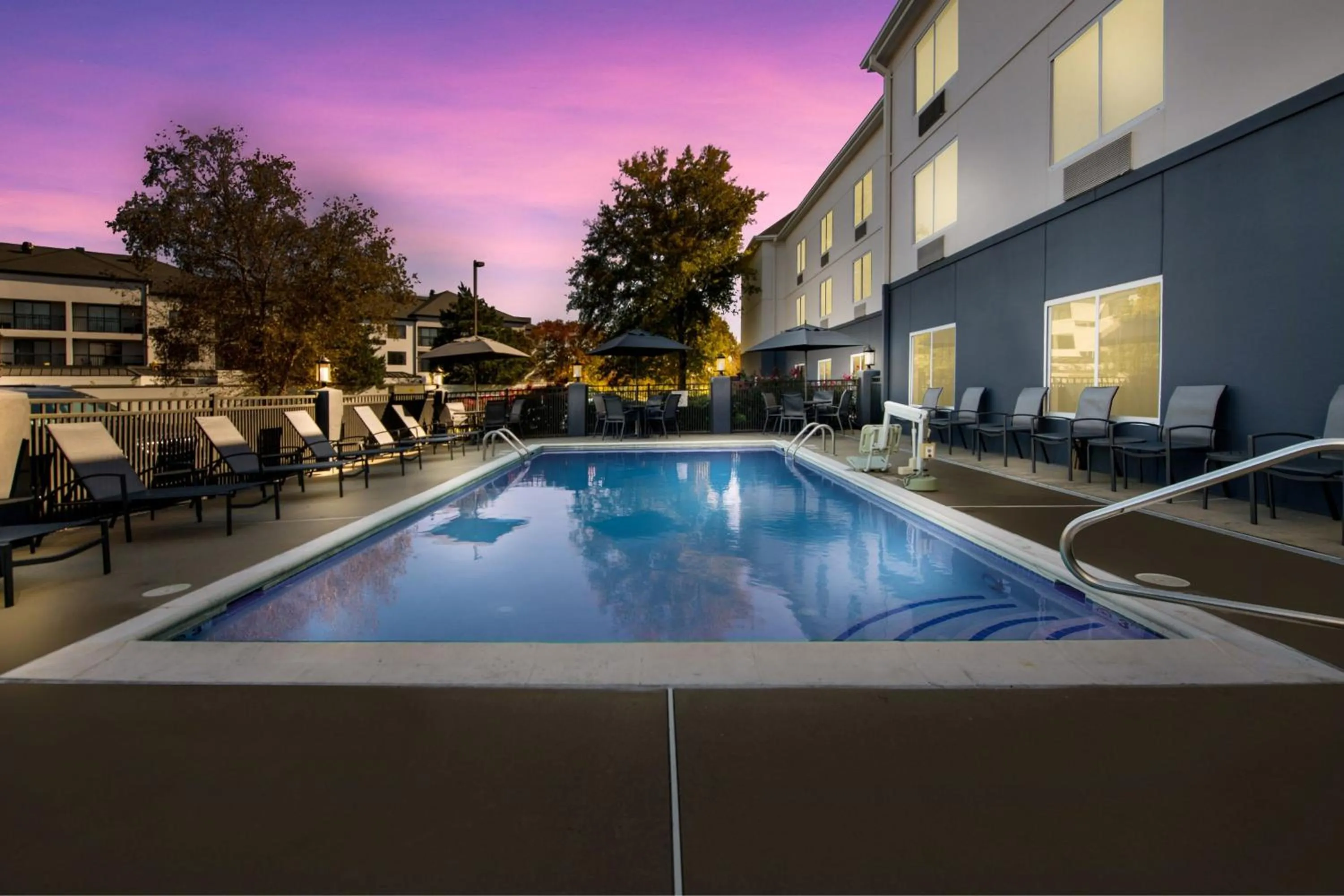 Swimming pool in Fairfield by Marriott Inn & Suites Chesapeake