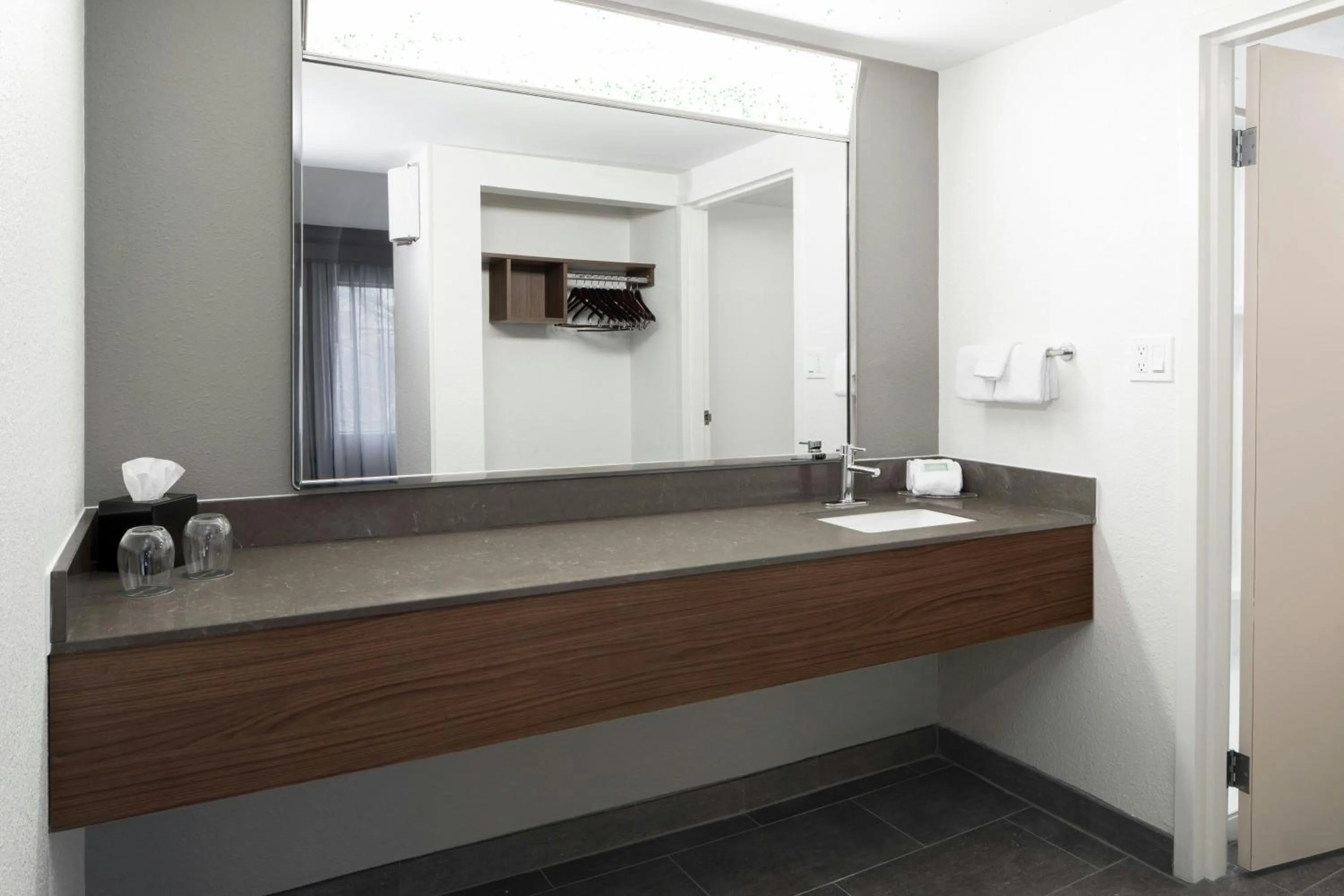 Photo of the whole room in Courtyard Chesapeake Greenbrier