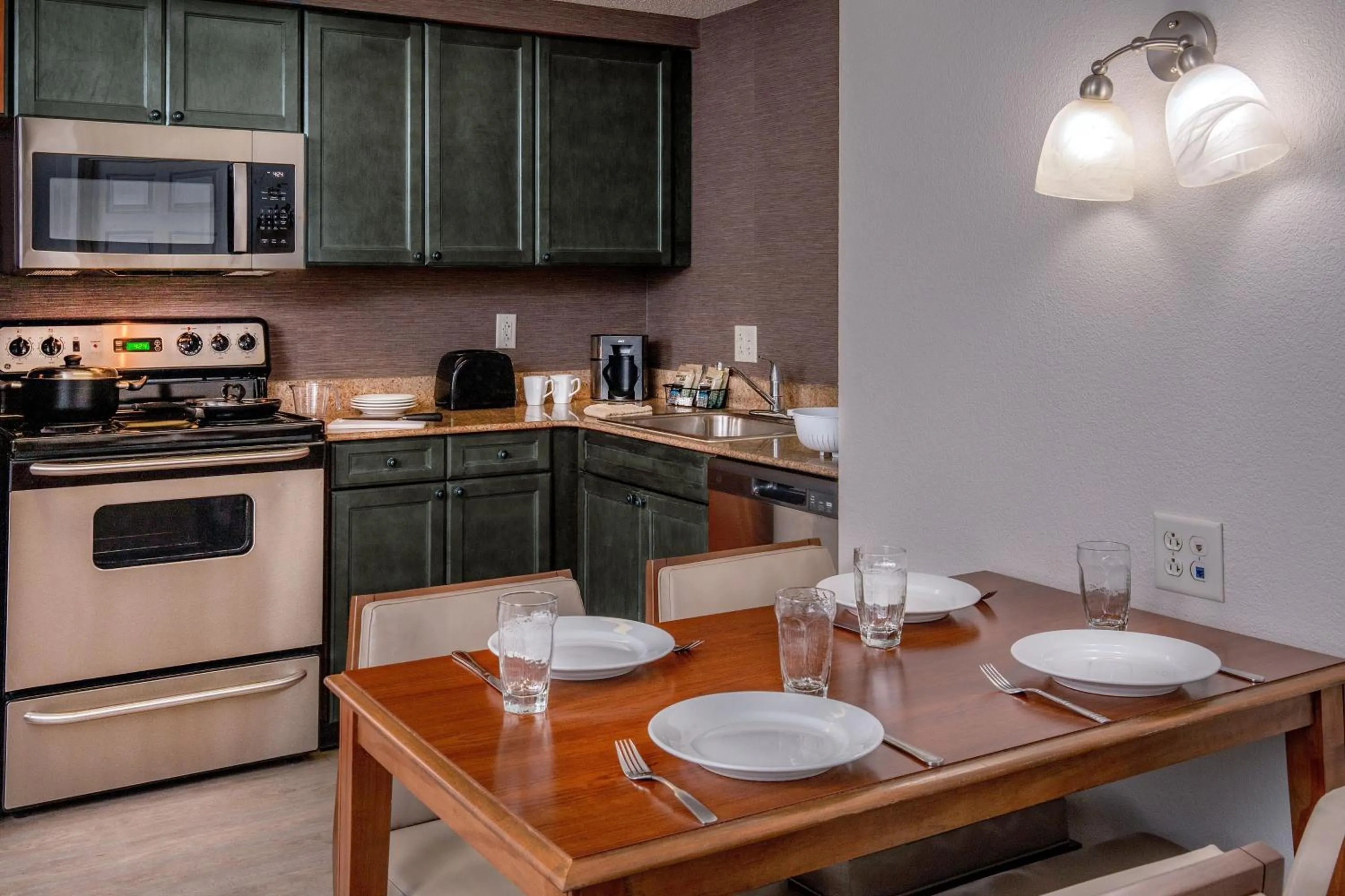 Kitchen or kitchenette in Residence Inn by Marriott Chesapeake Greenbrier