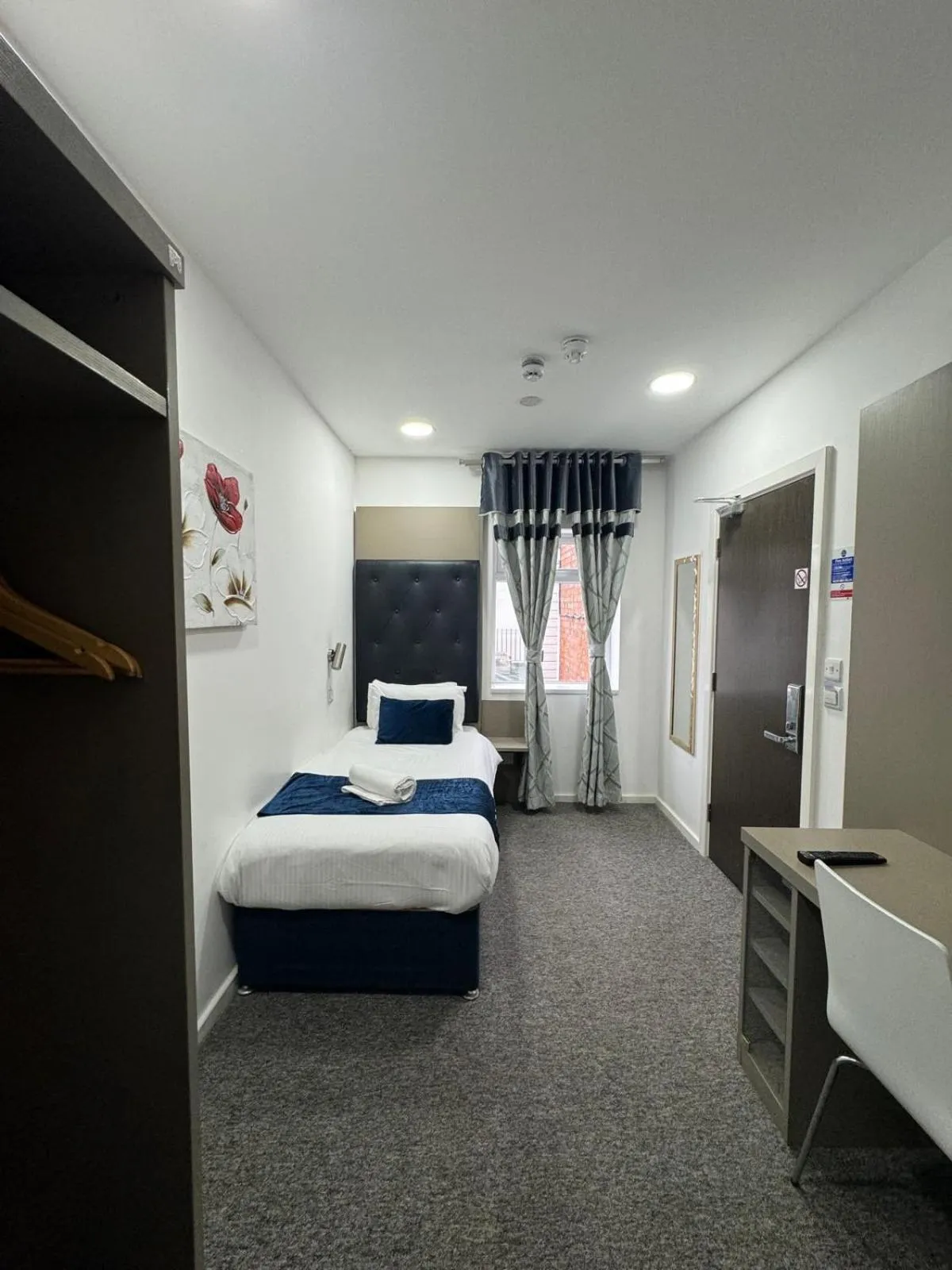 Bedroom, Bed in Abbey Hotel