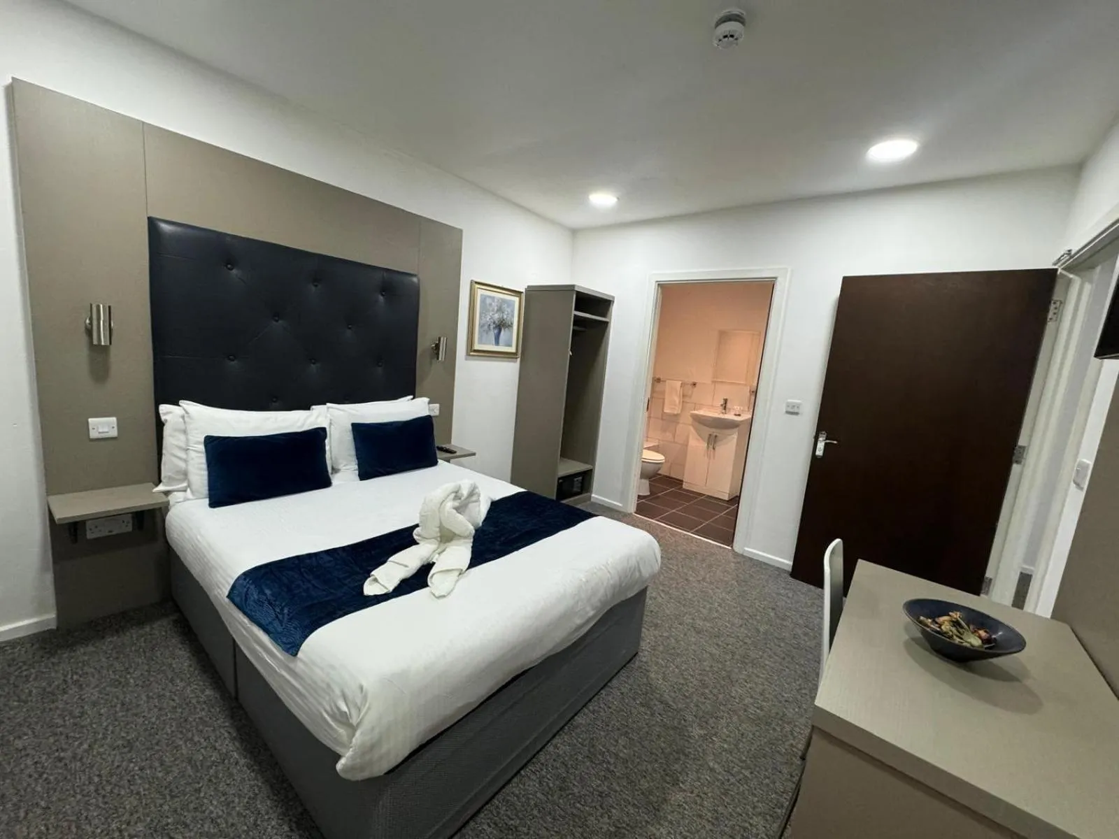 Bedroom, Bed in Abbey Hotel