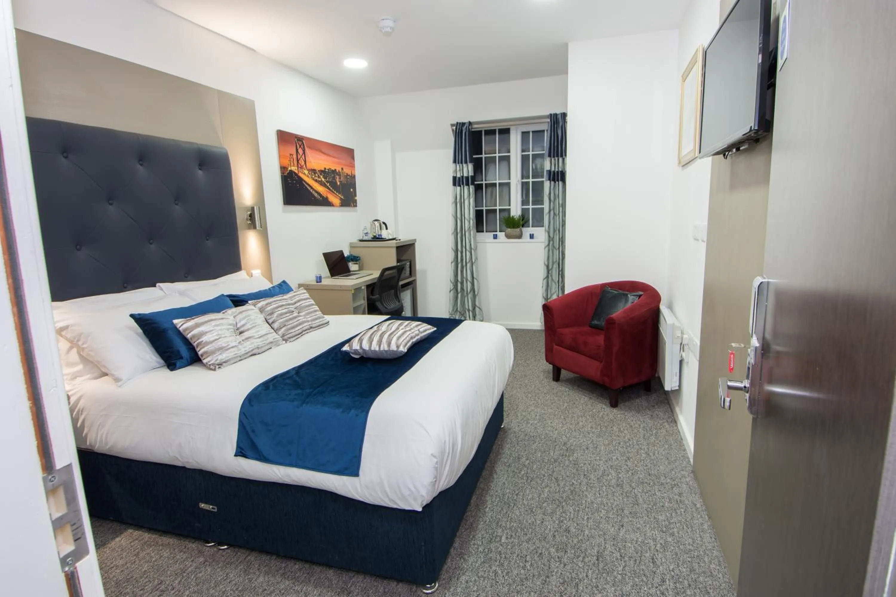 Bedroom, Bed in Abbey Hotel