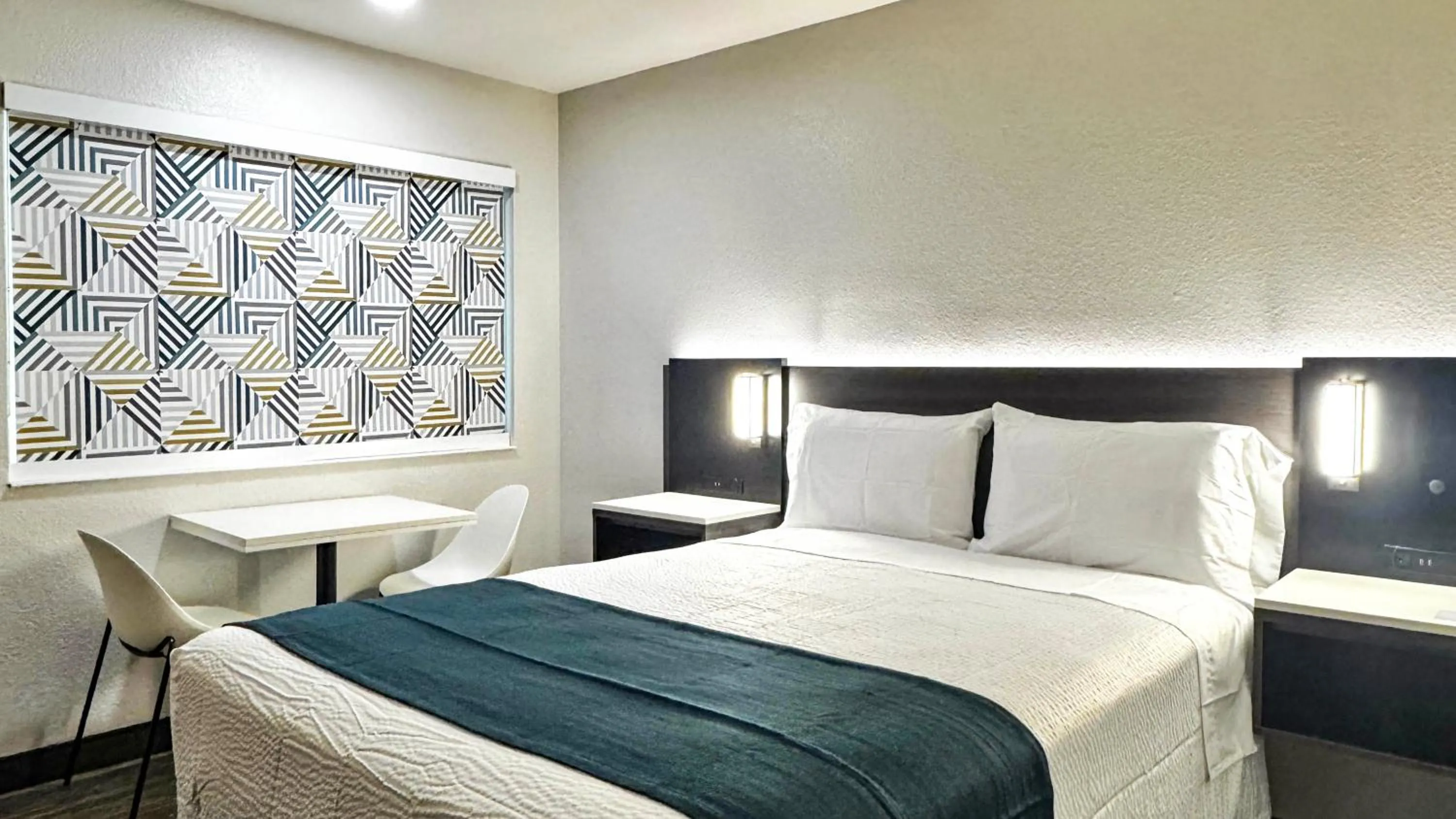 Bedroom, Bed in Motel 6-Atascadero, CA