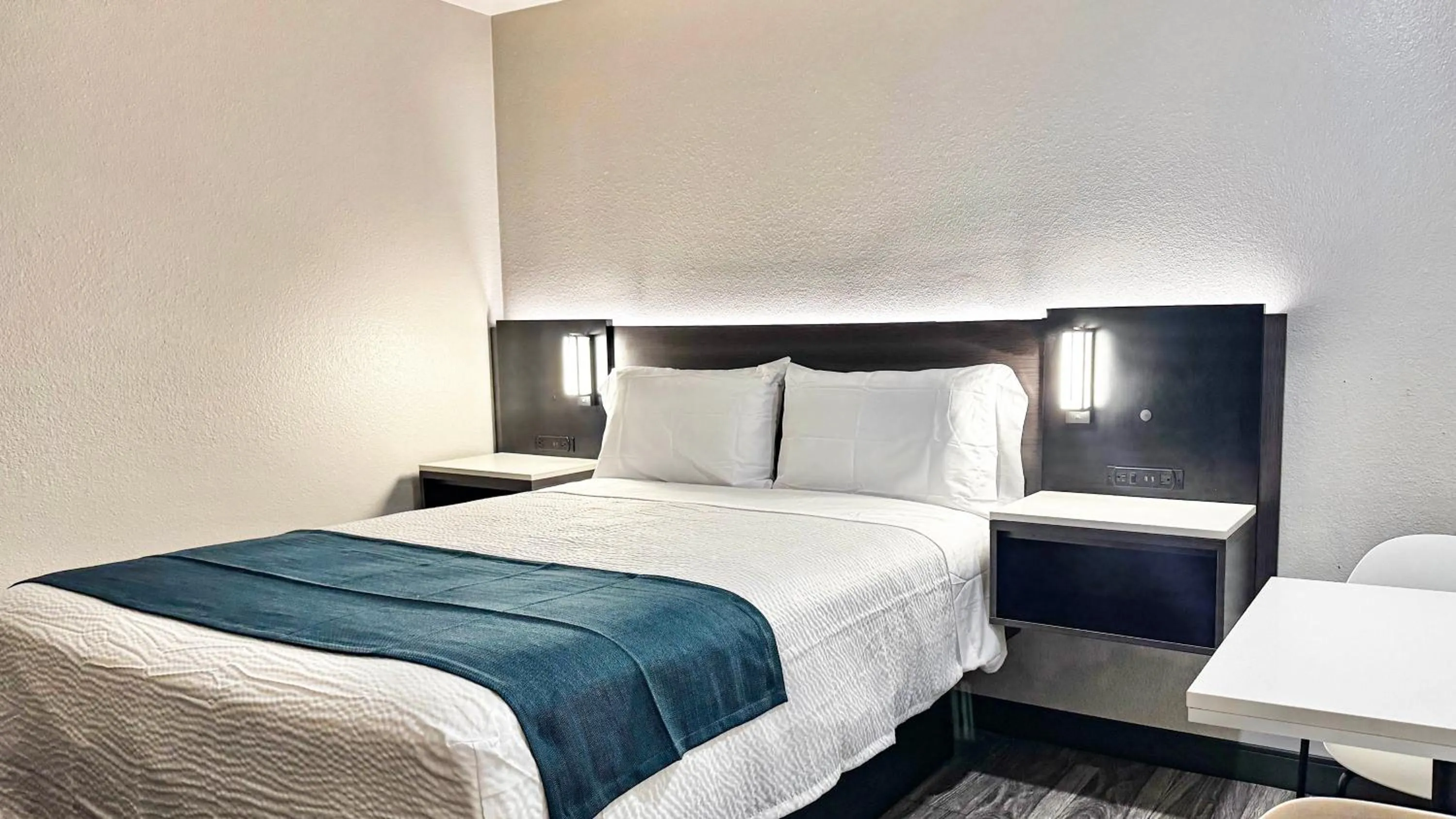 Bedroom, Bed in Motel 6-Atascadero, CA