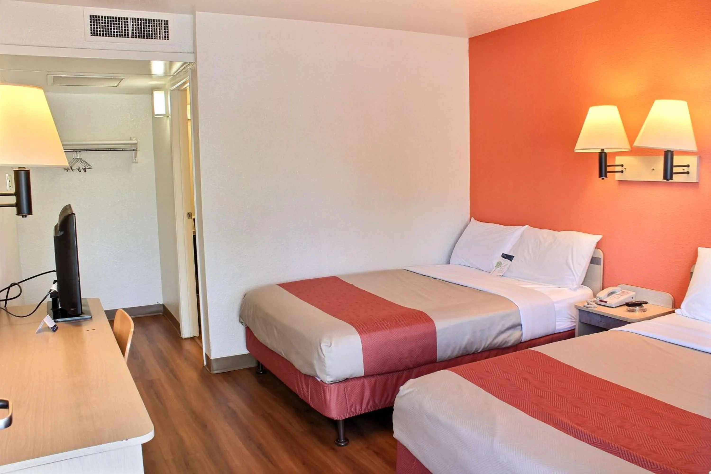 TV and multimedia, Bed in Motel 6-Atascadero, CA