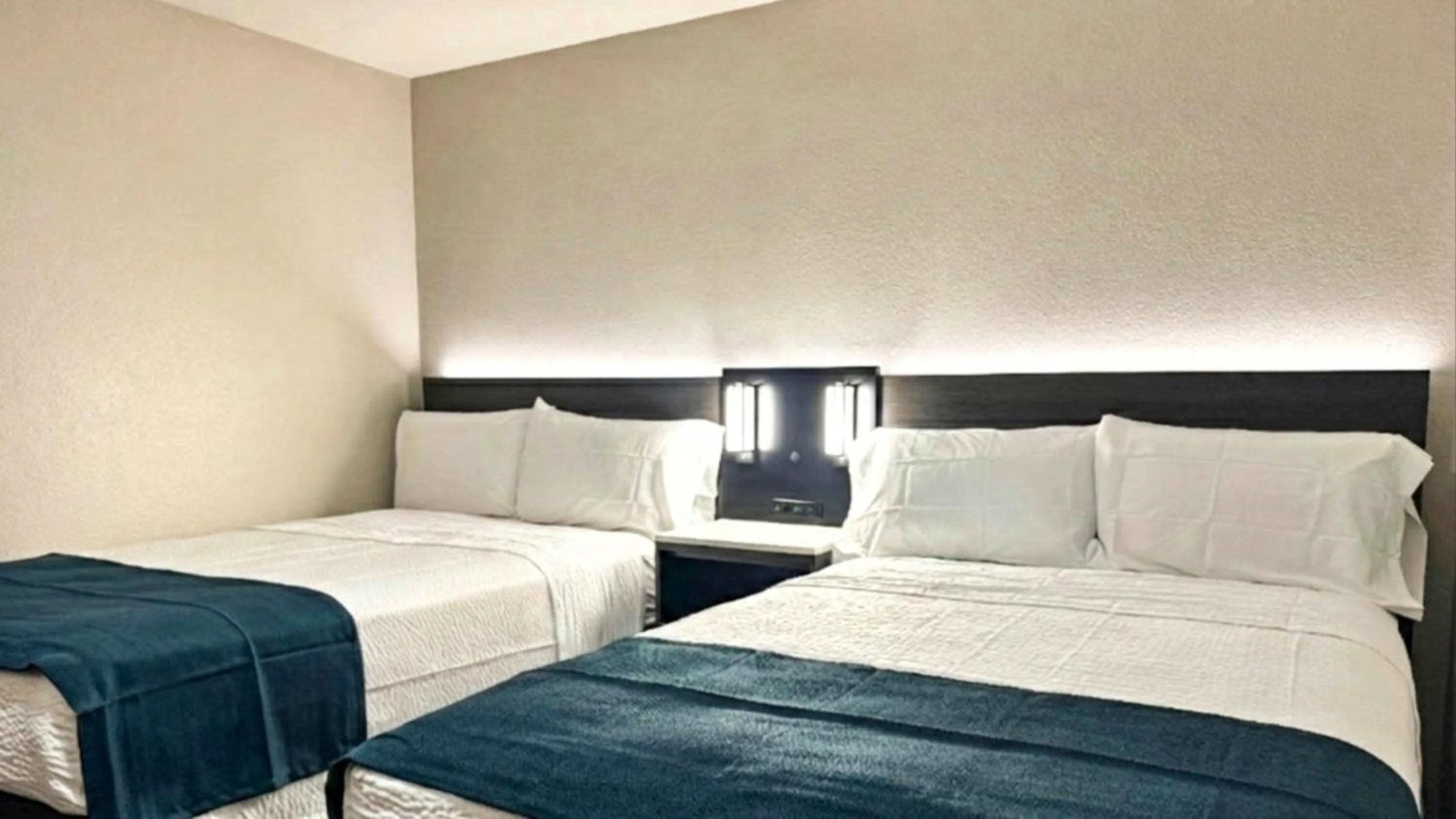 Bedroom, Bed in Motel 6-Atascadero, CA