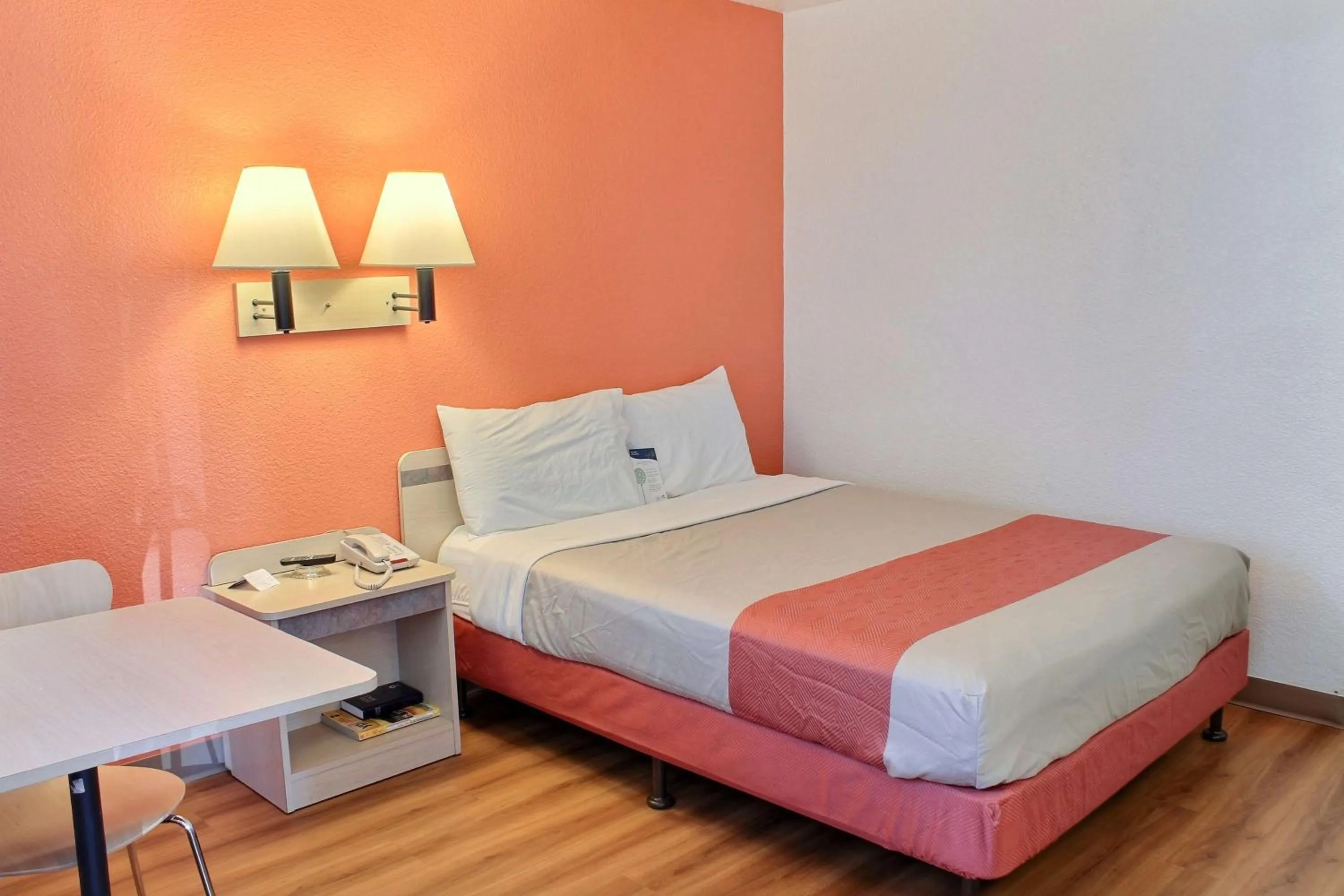 Other, Bed in Motel 6-Atascadero, CA