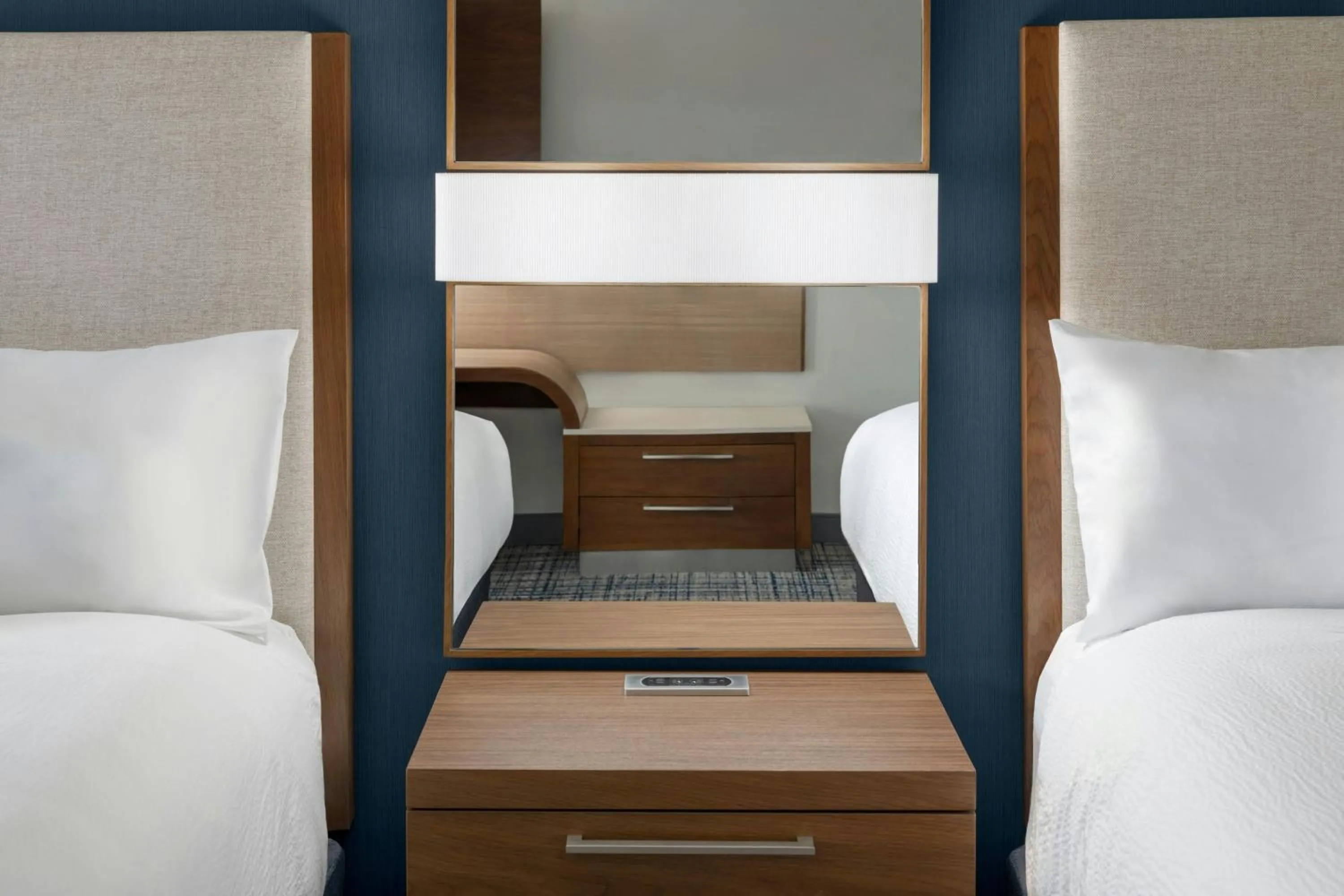 Photo of the whole room, Bed in Courtyard Palo Alto Los Altos