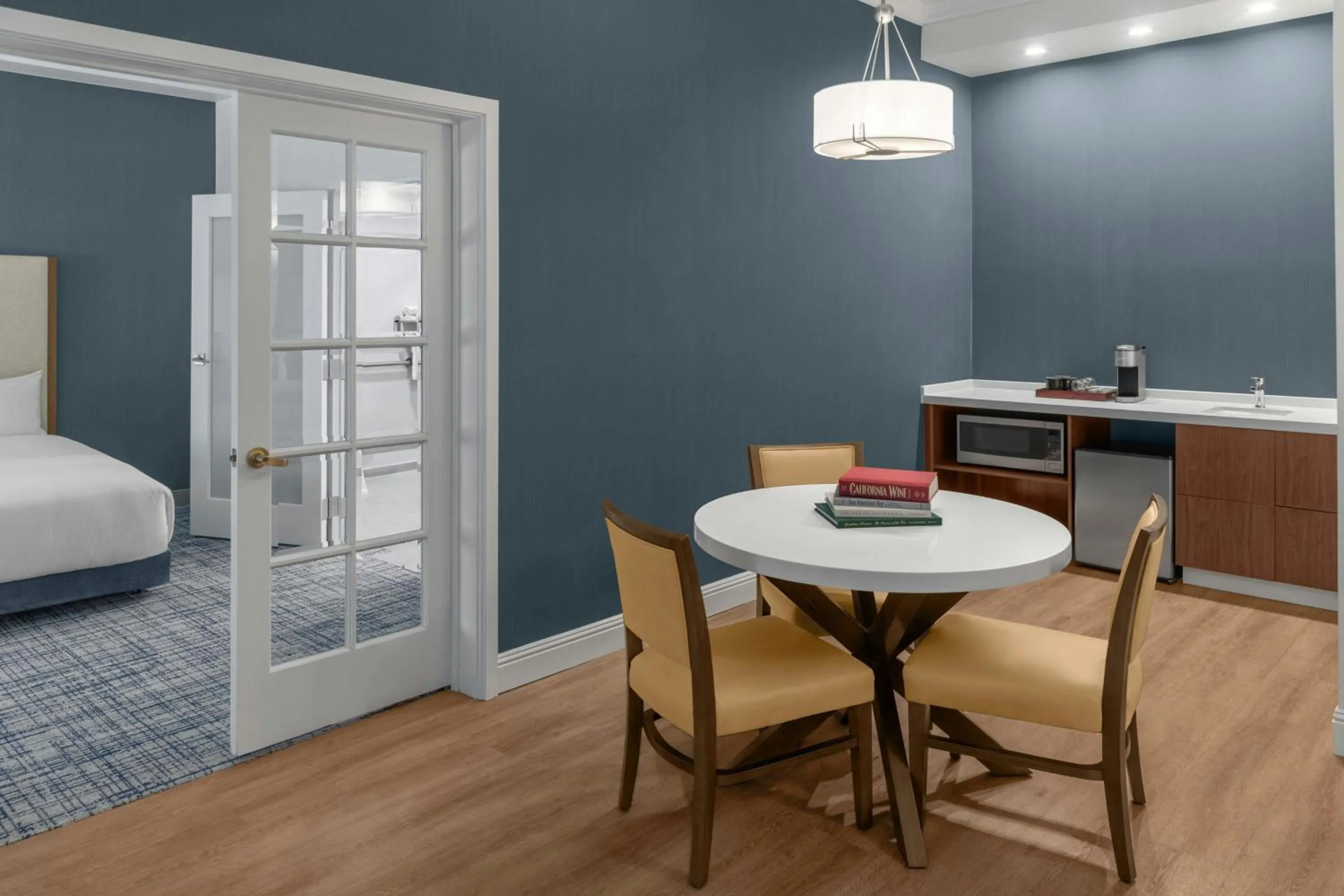 Photo of the whole room, Bed in Courtyard Palo Alto Los Altos