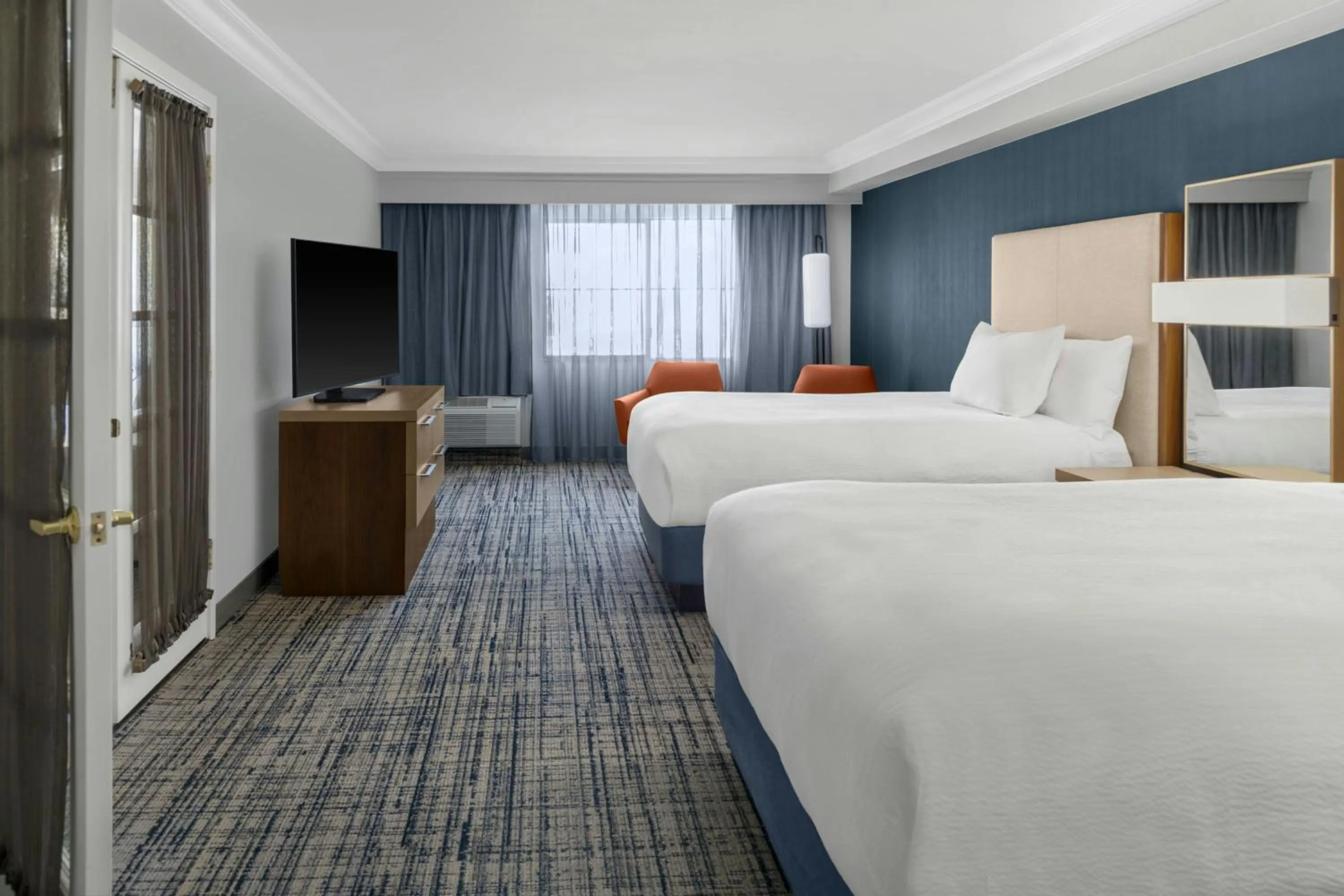 Photo of the whole room, Bed in Courtyard Palo Alto Los Altos