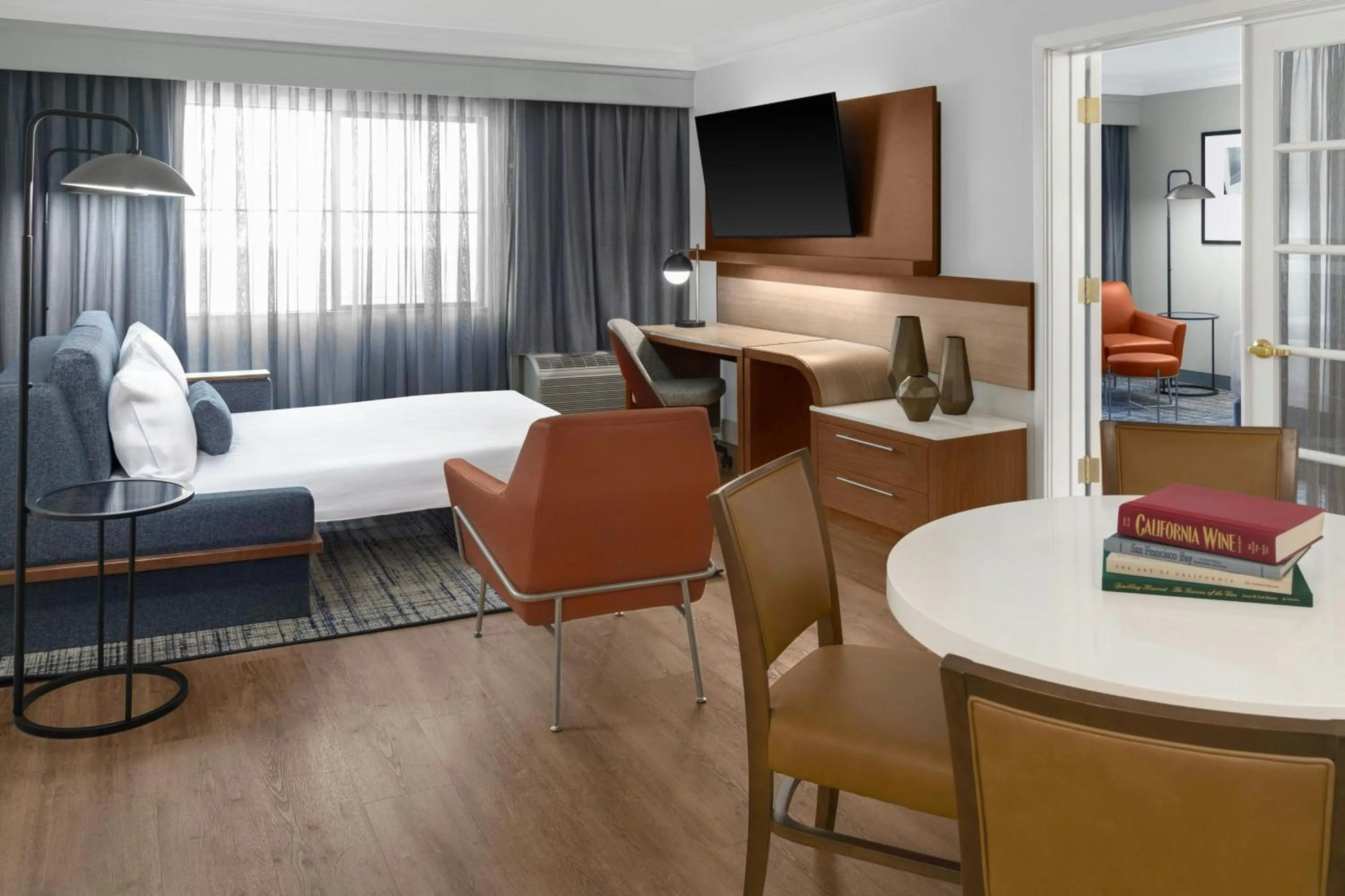 Photo of the whole room, Bed in Courtyard Palo Alto Los Altos