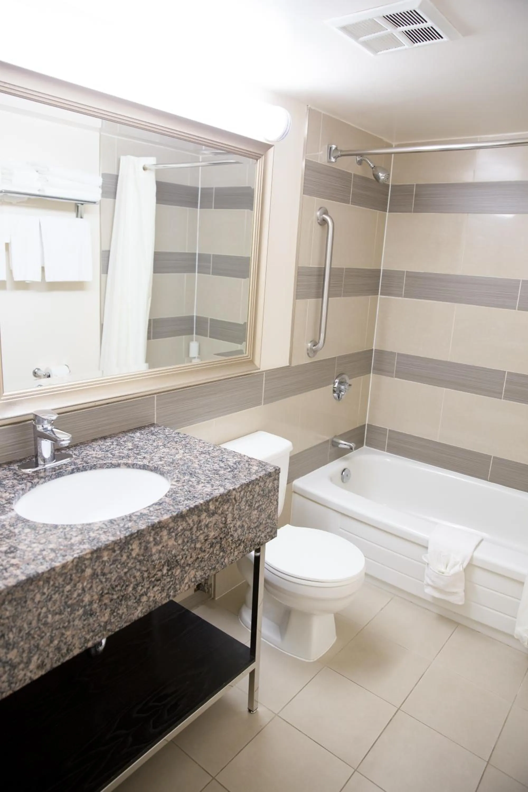 Shower in Admiral Inn Hamilton