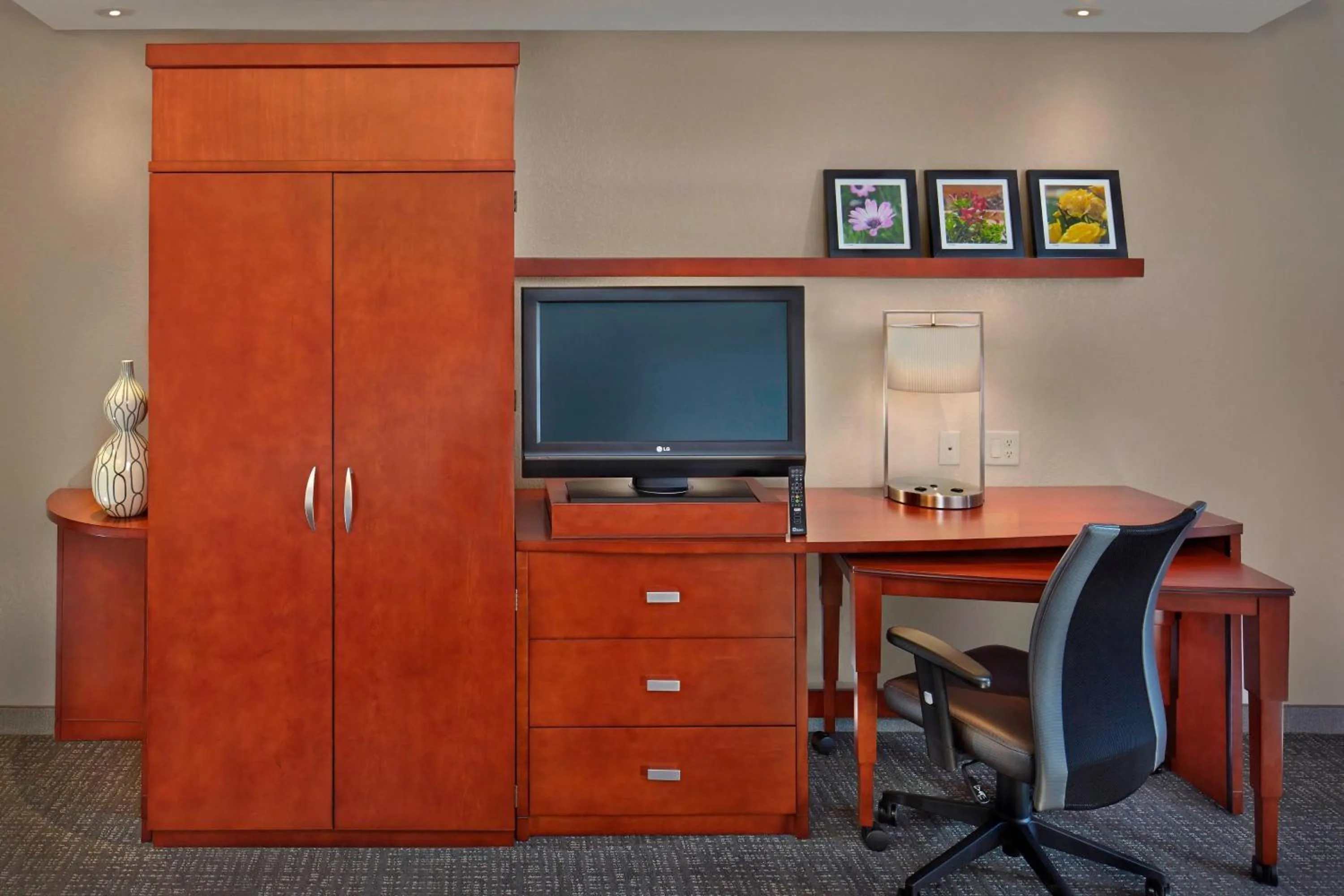 Photo of the whole room in Courtyard by Marriott Stuart