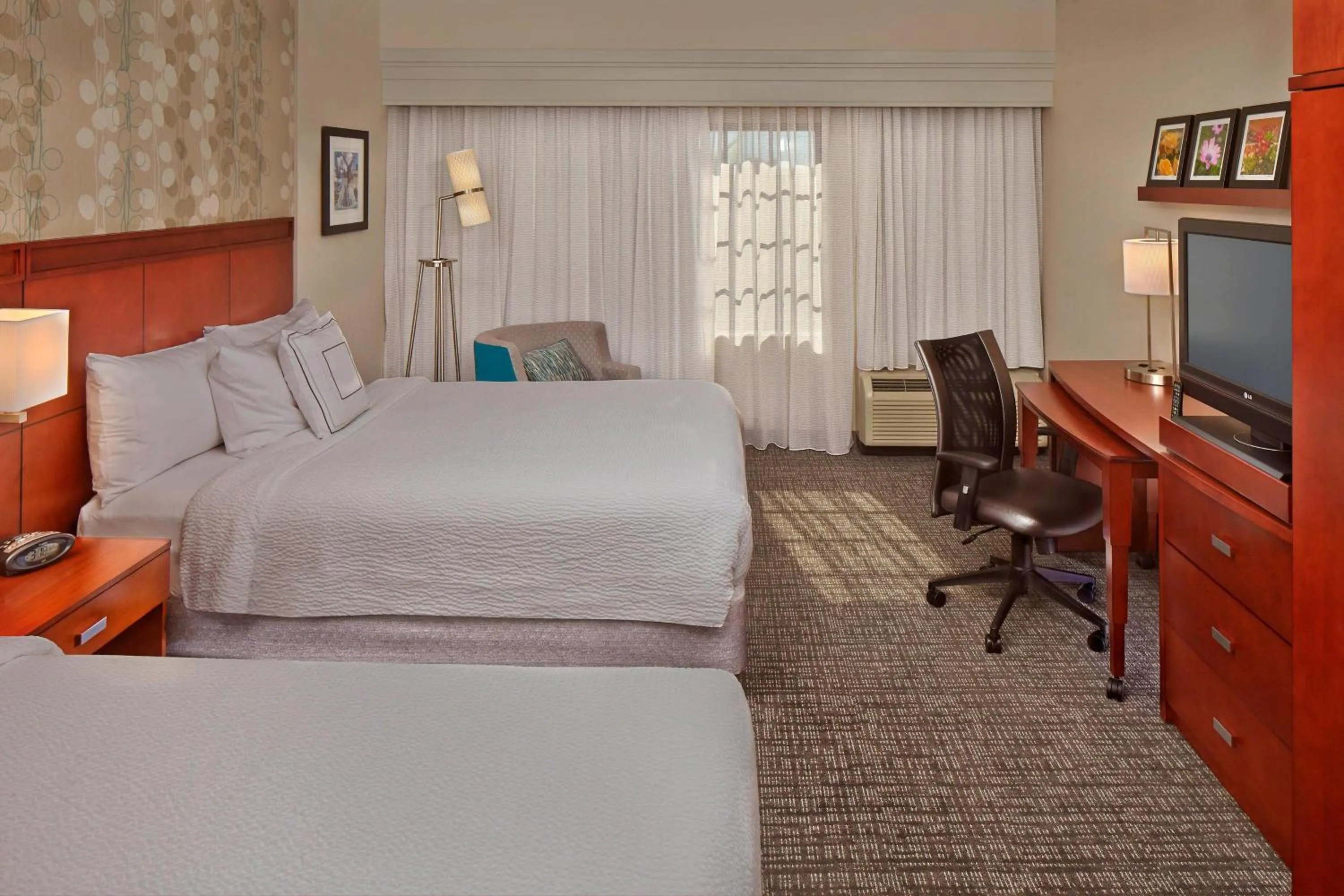 Photo of the whole room, Bed in Courtyard by Marriott Stuart