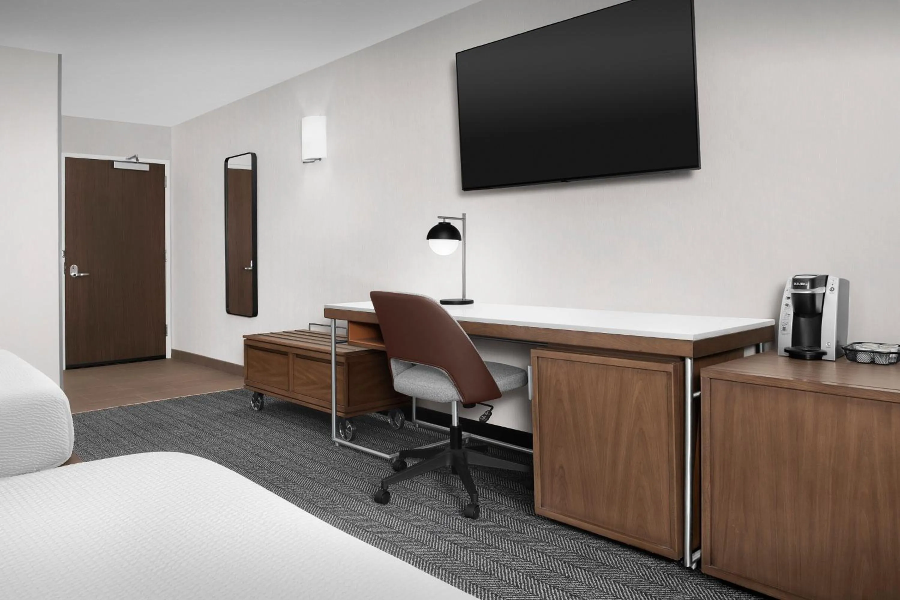 Photo of the whole room, Bed in Courtyard by Marriott Portland Tigard