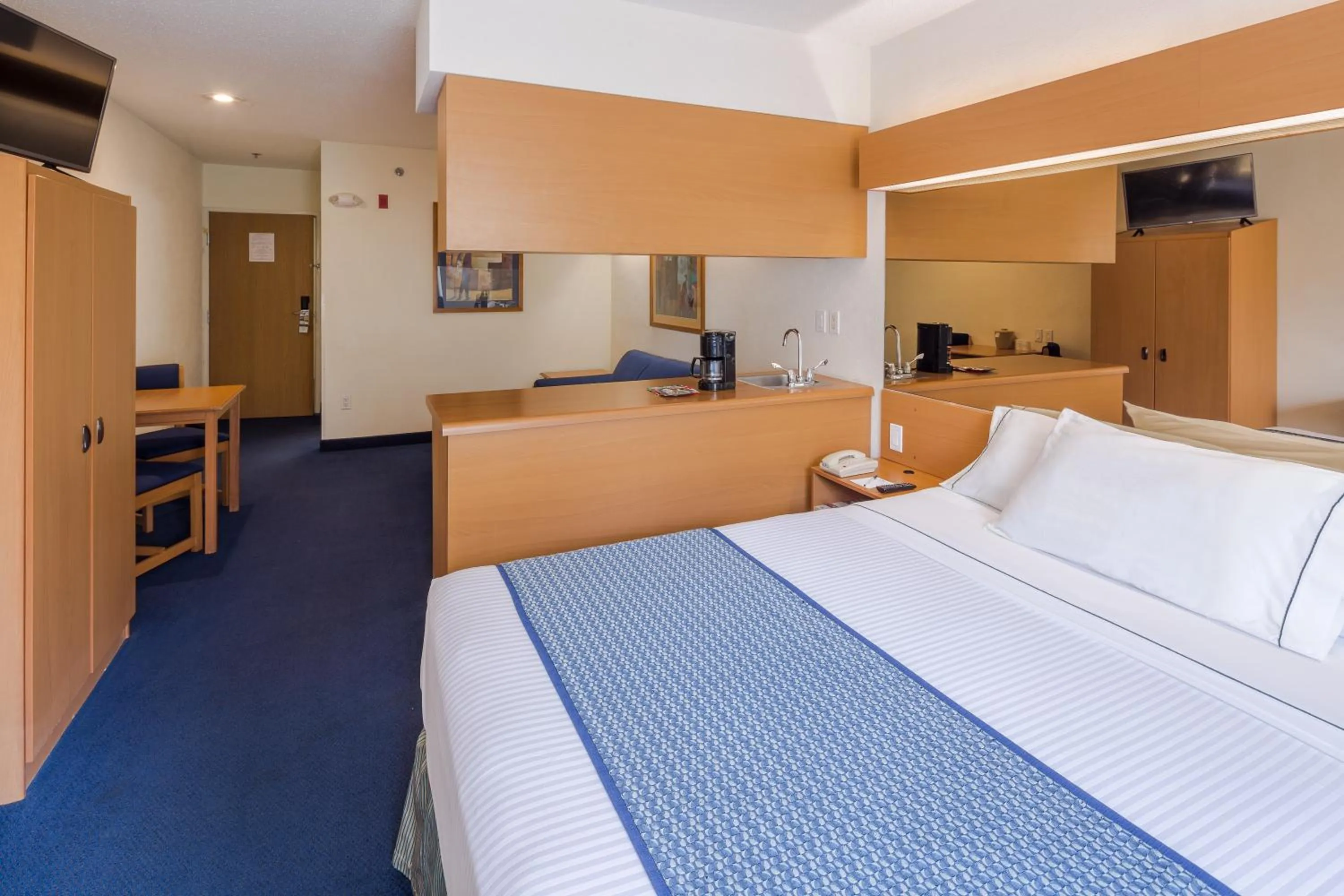 Photo of the whole room, Bed in Microtel Inn & Suites by Wyndham Culiacán