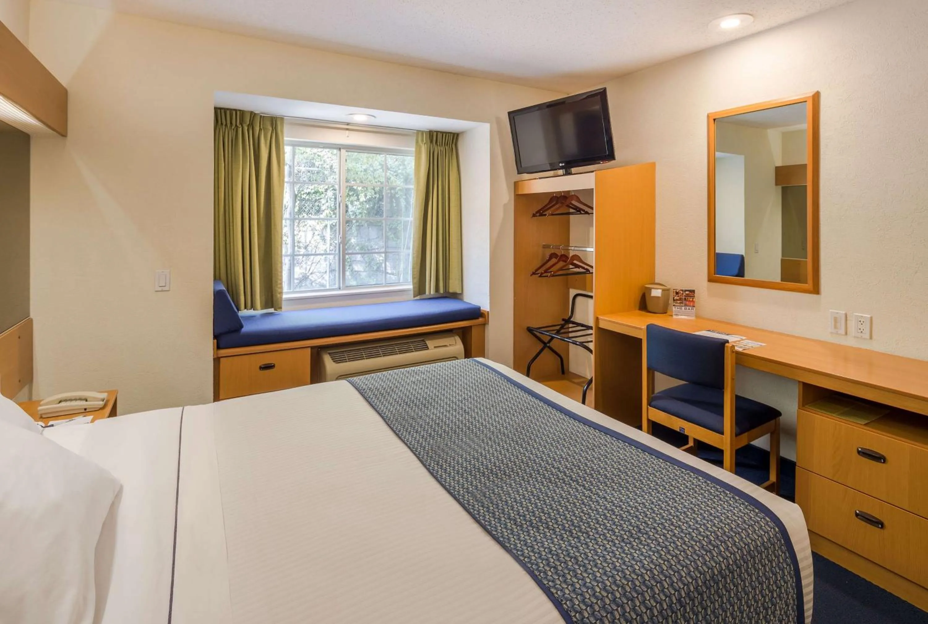 Photo of the whole room, Bed in Microtel Inn & Suites by Wyndham Culiacán