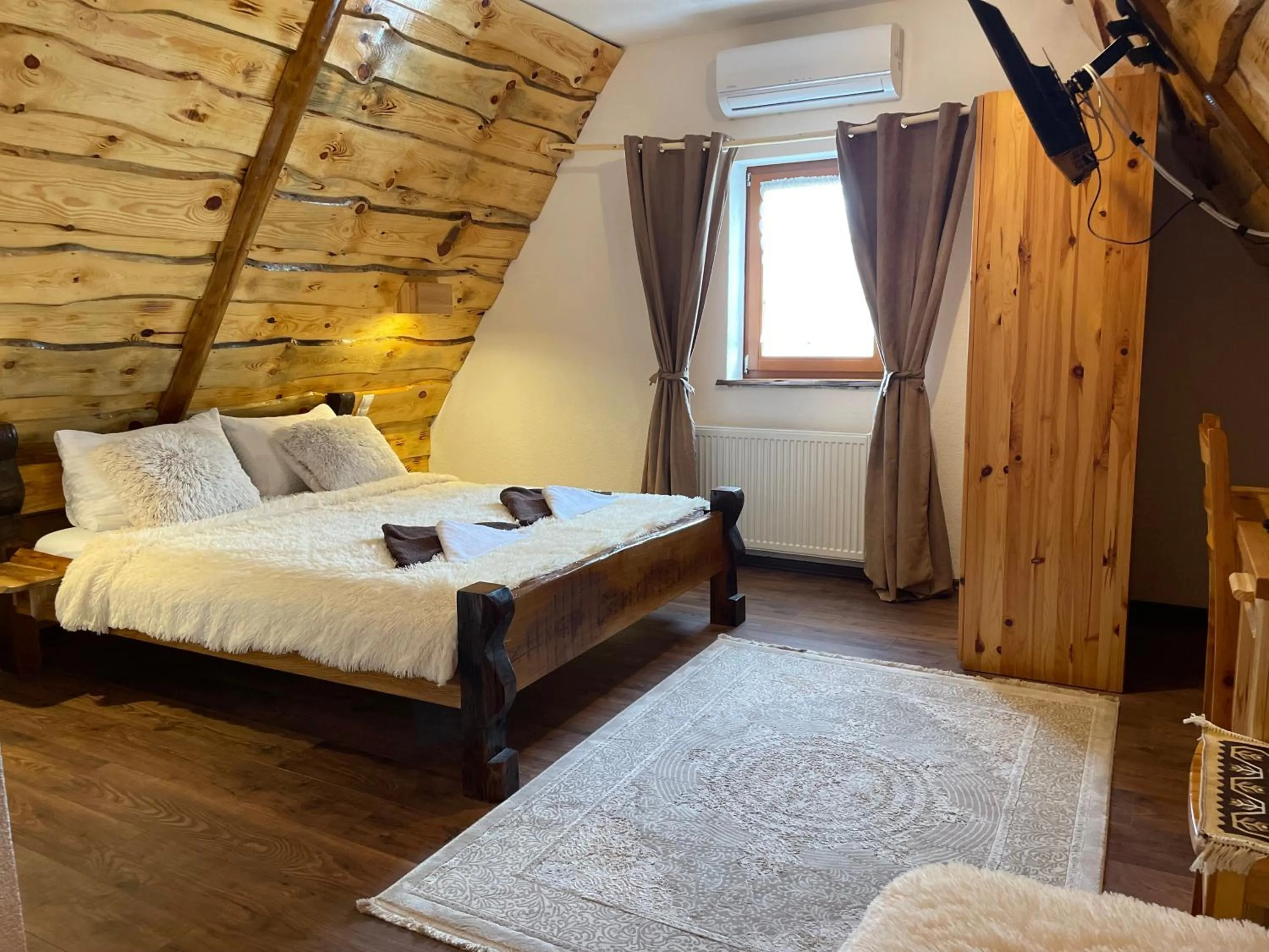 Bed in Rustic Lodge Plitvice
