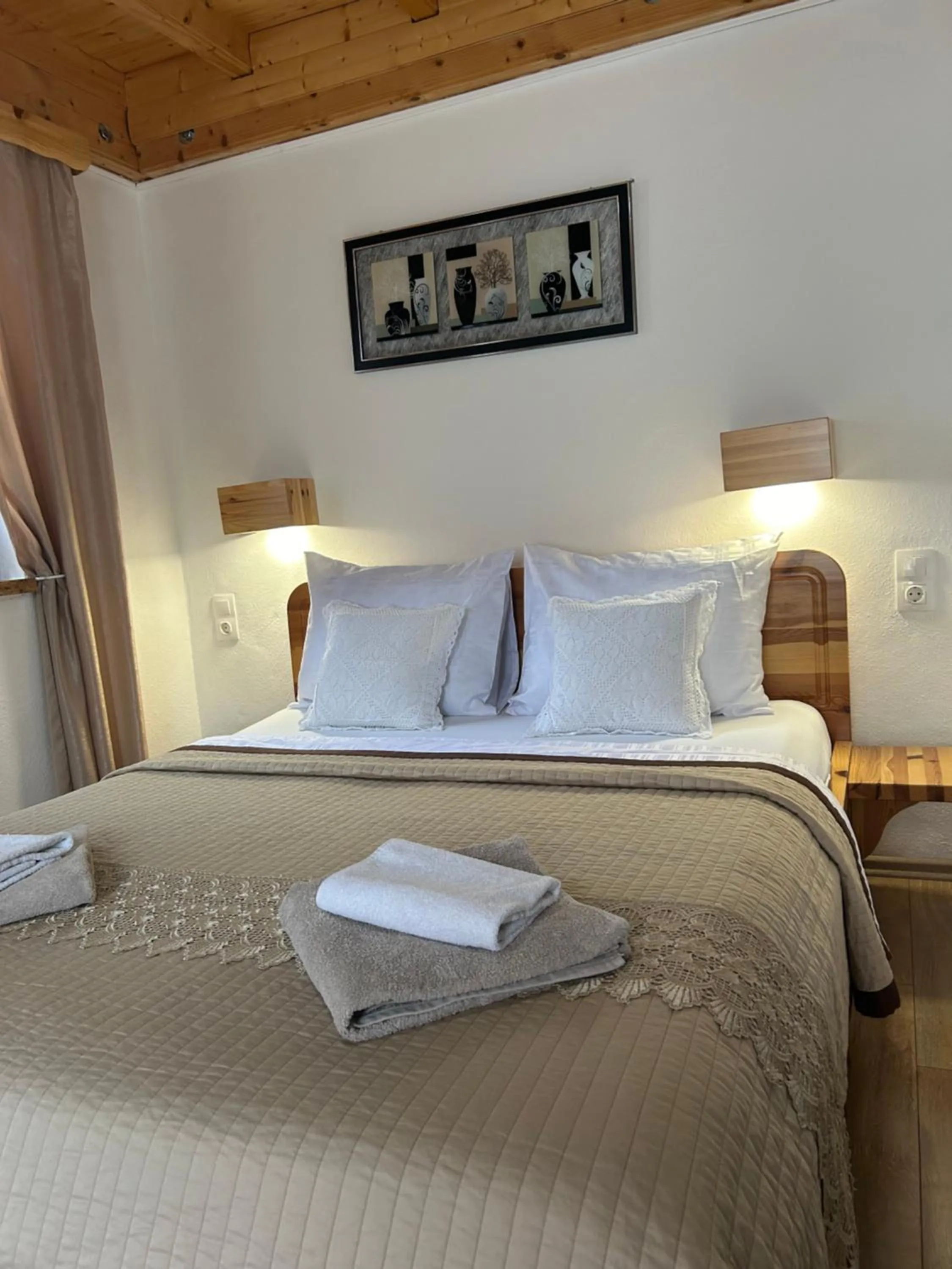 Bed in Rustic Lodge Plitvice