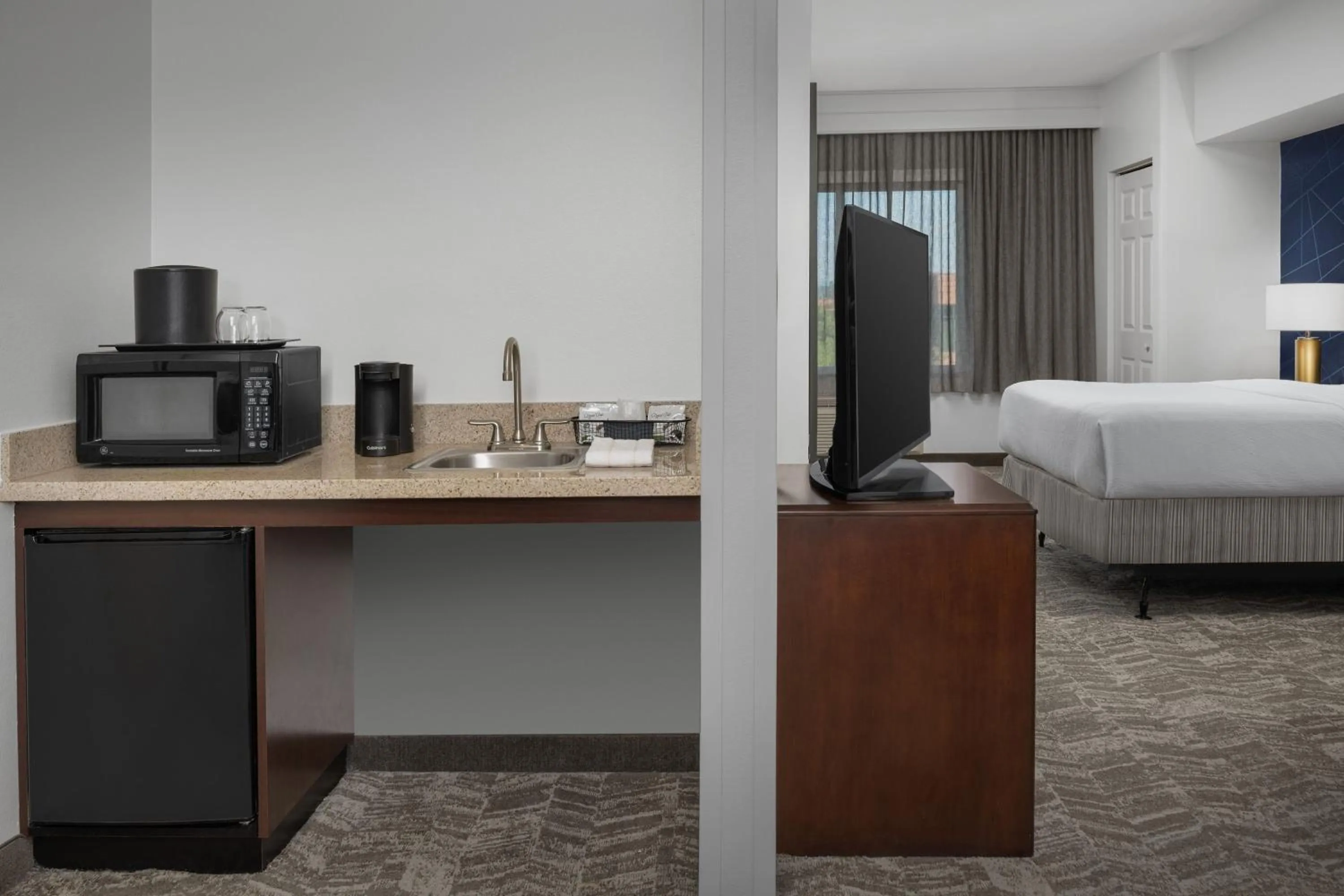 Kitchen or kitchenette, Bed in SpringHill Suites by Marriott Portland Vancouver