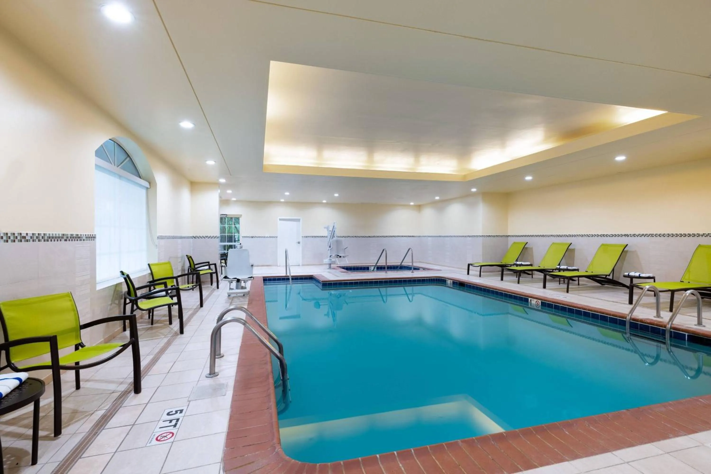 Swimming pool in SpringHill Suites by Marriott Williamsburg