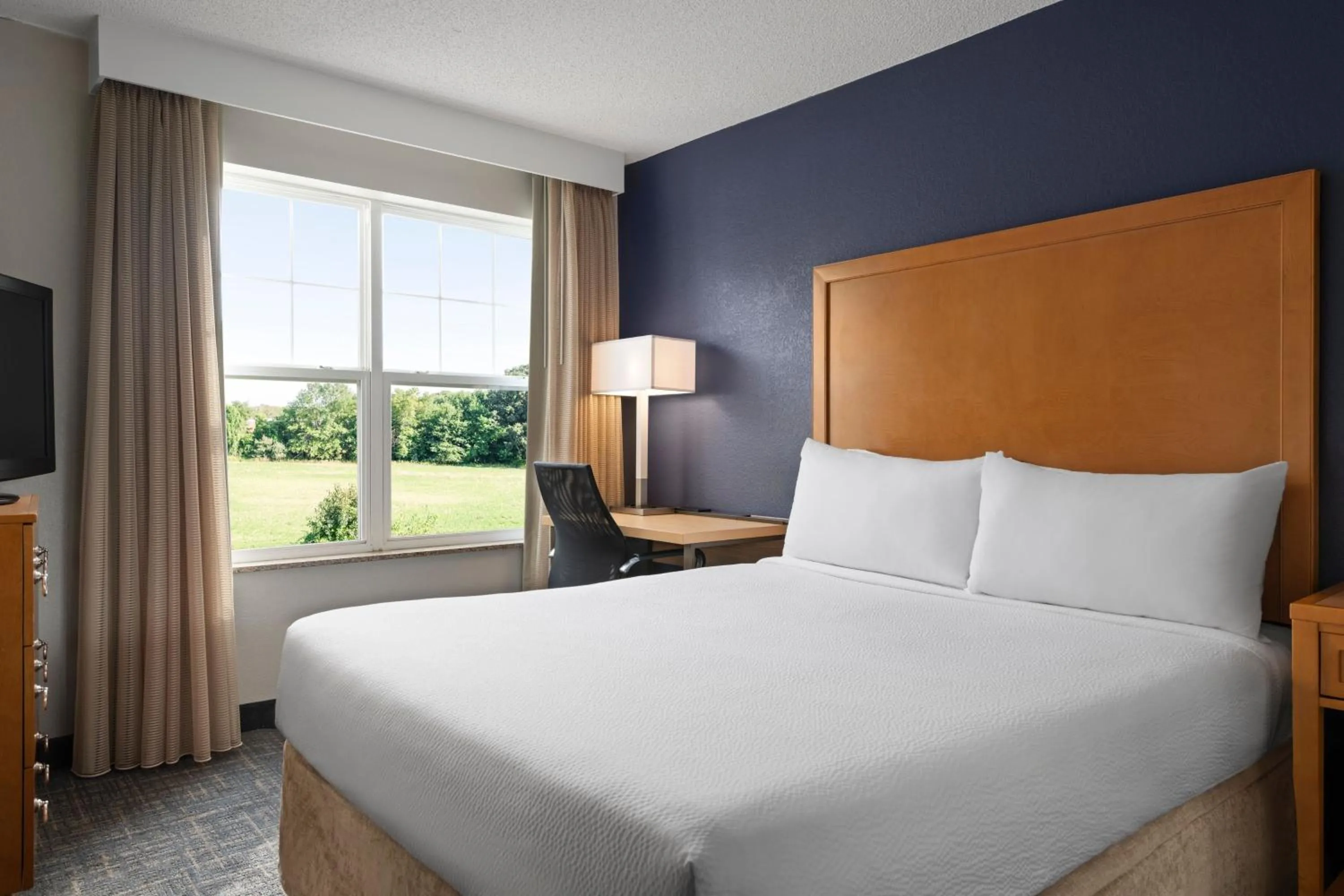 Bedroom, Bed in Residence Inn Mt. Laurel at Bishop's Gate