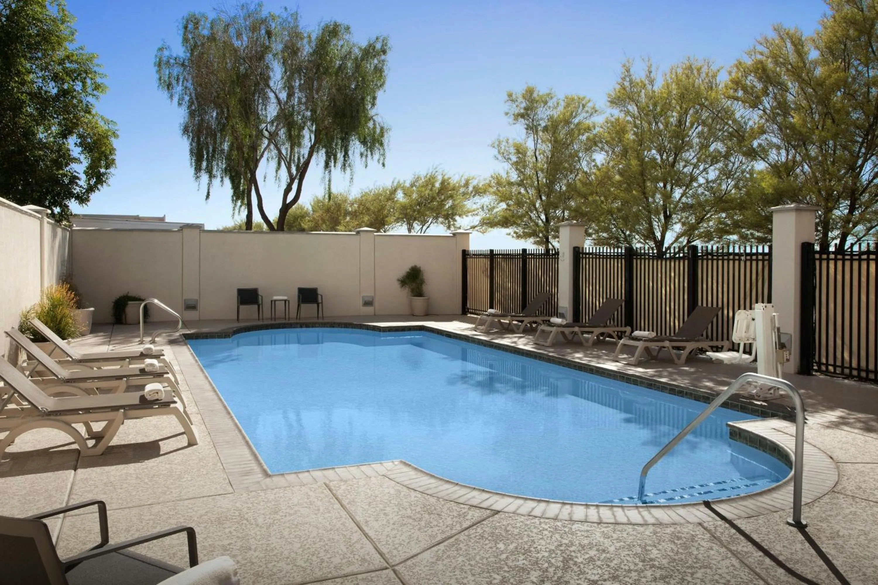 Swimming pool in Fairfield Inn and Suites Phoenix Chandler Fashion Center