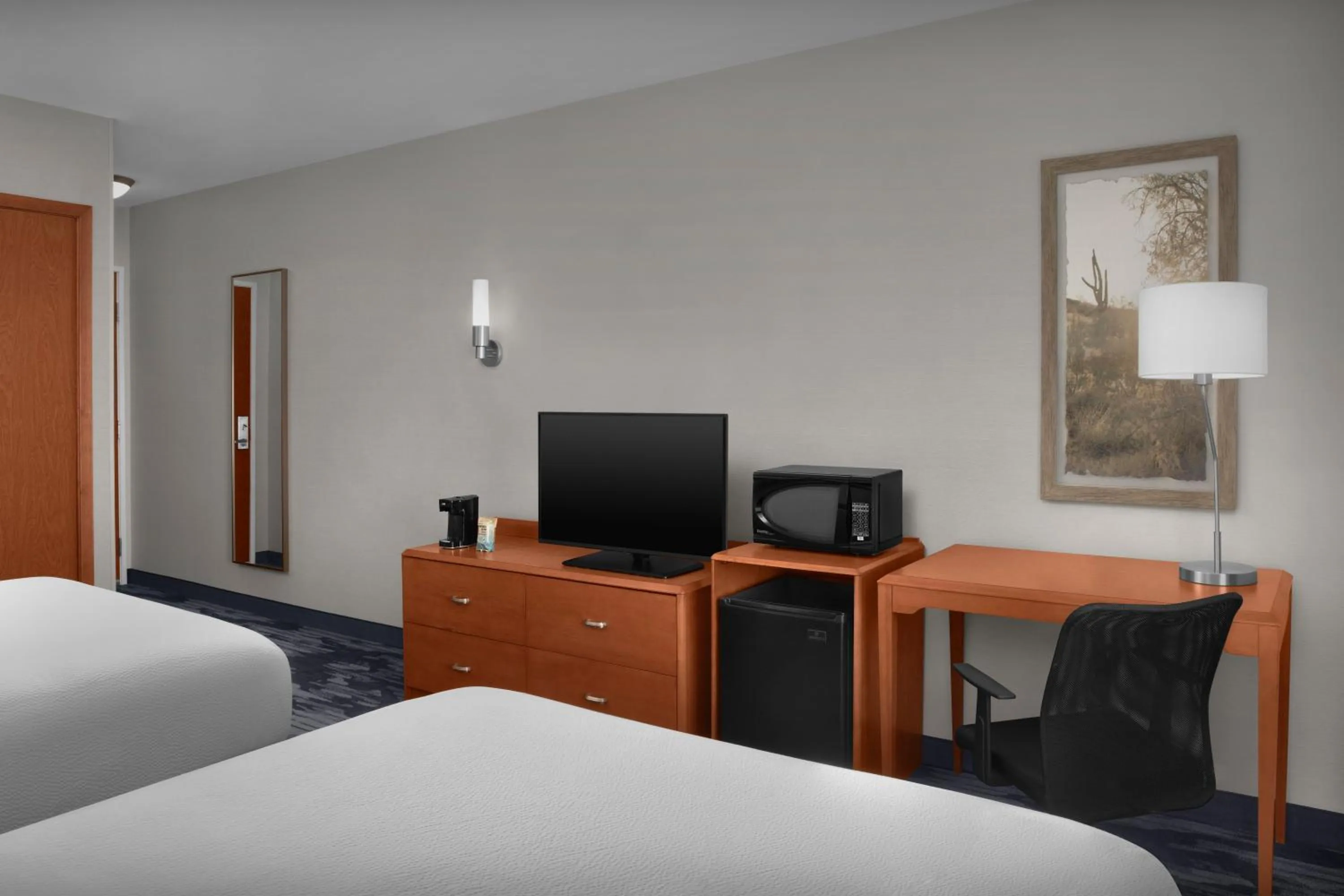 Photo of the whole room, Bed in Fairfield Inn and Suites Phoenix Chandler Fashion Center