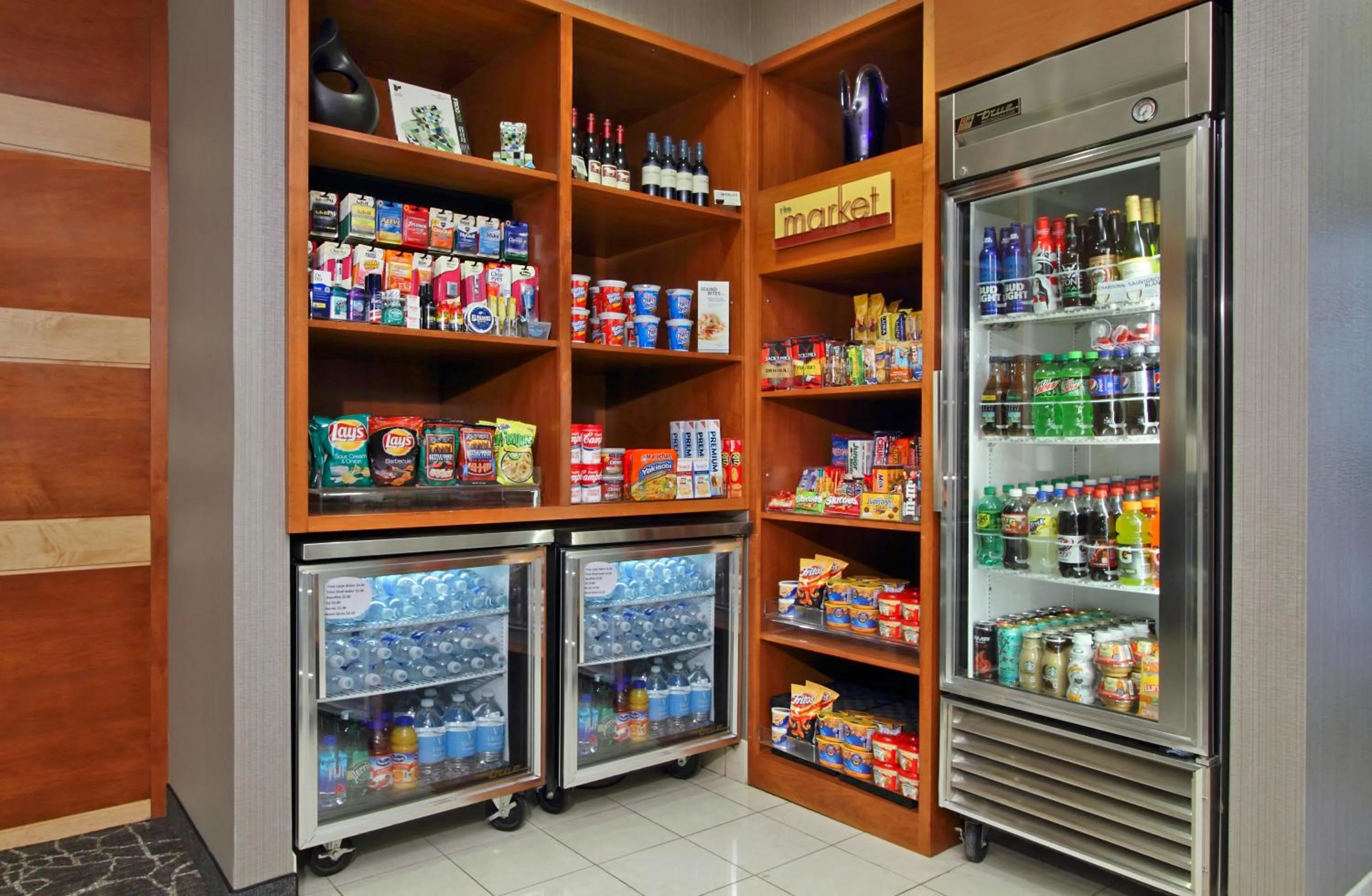 Food and drinks in SpringHill Suites Phoenix Glendale Sports & Entertainment District