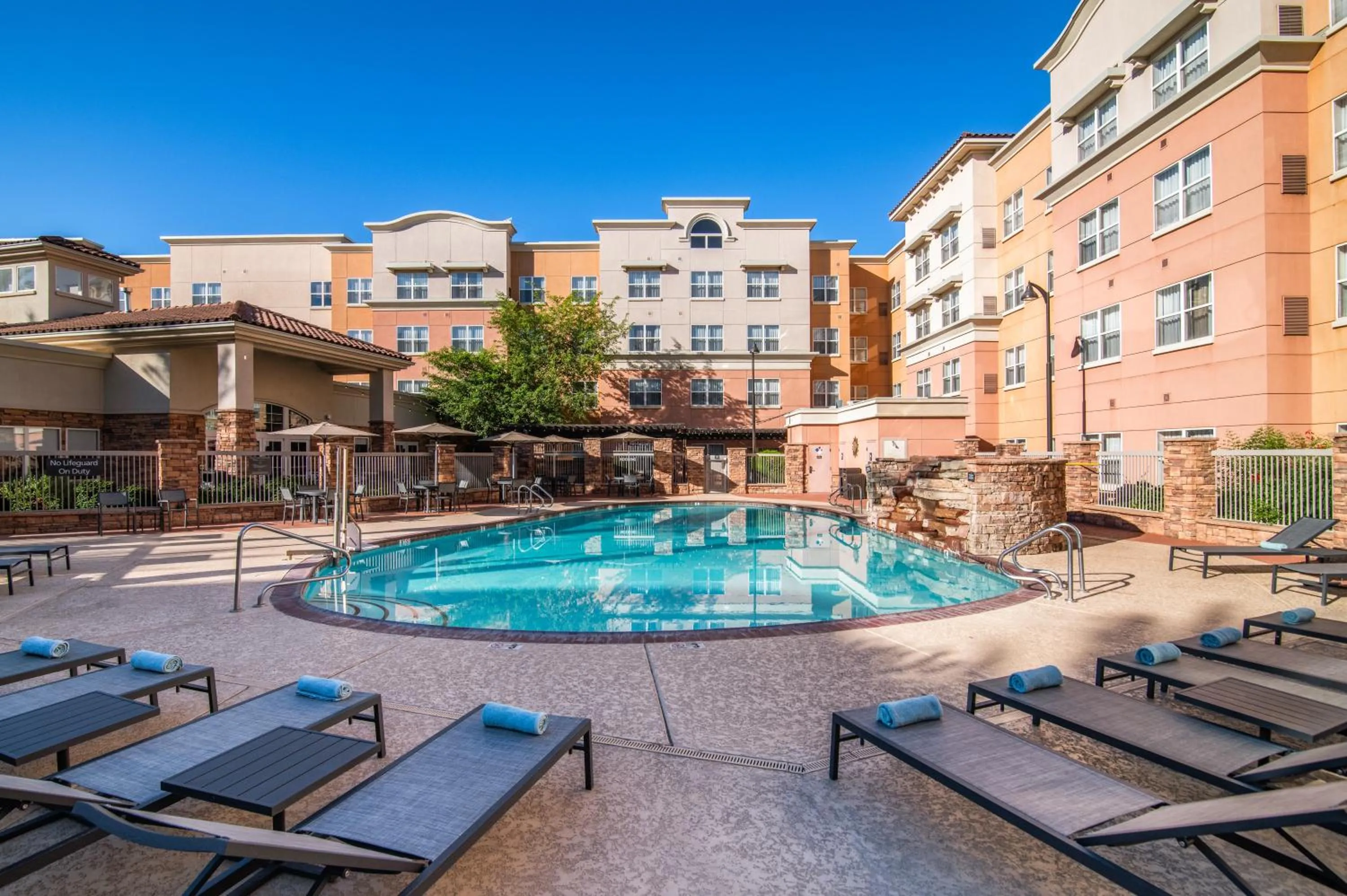 Swimming pool in Residence Inn Phoenix Glendale Sports & Entertainment District