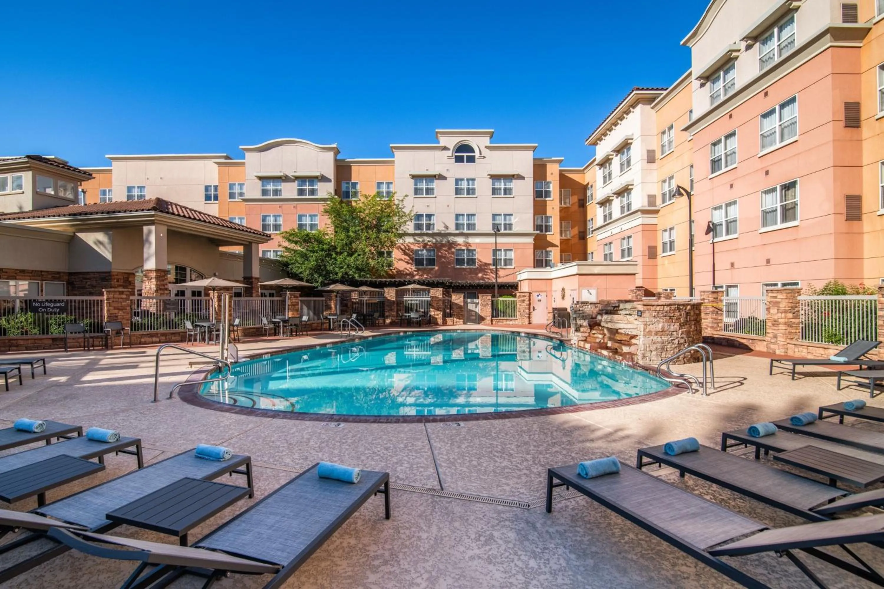 Swimming pool in Residence Inn Phoenix Glendale Sports & Entertainment District