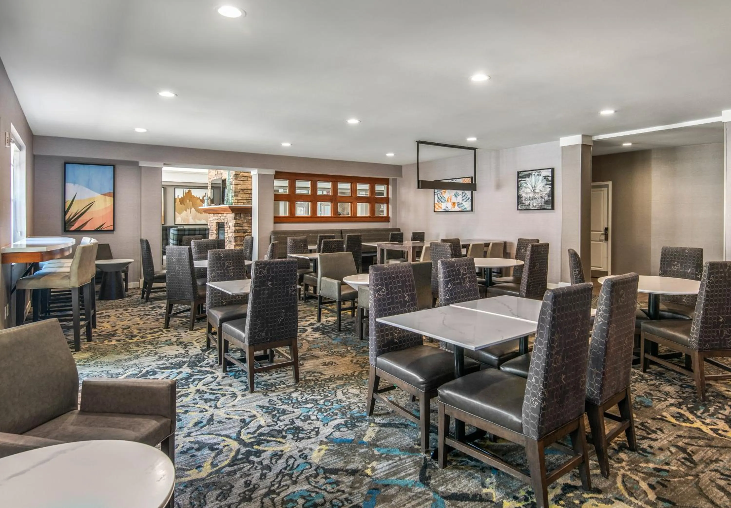 Dining area in Residence Inn Phoenix Glendale Sports & Entertainment District