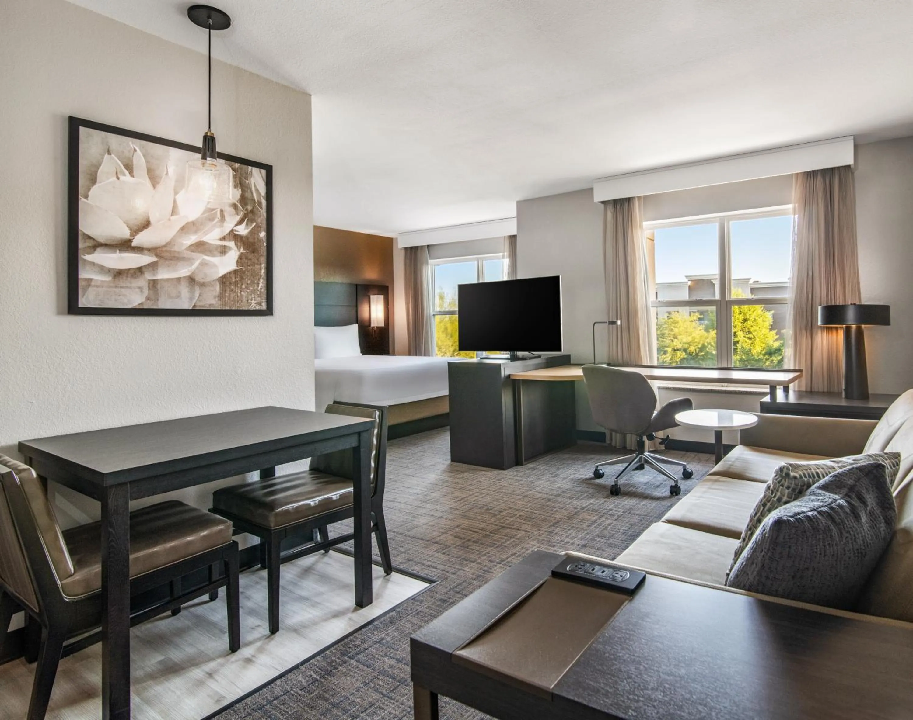 Bed in Residence Inn Phoenix Glendale Sports & Entertainment District